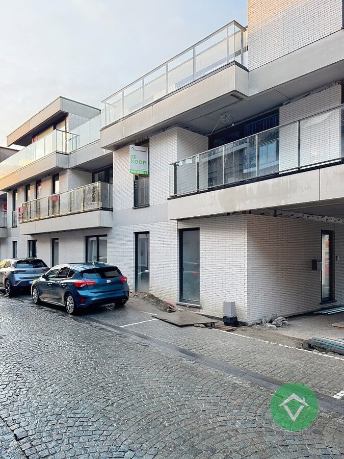 Volledig geschilderd Instapklaar appartement met garage in centrum Koekelare 