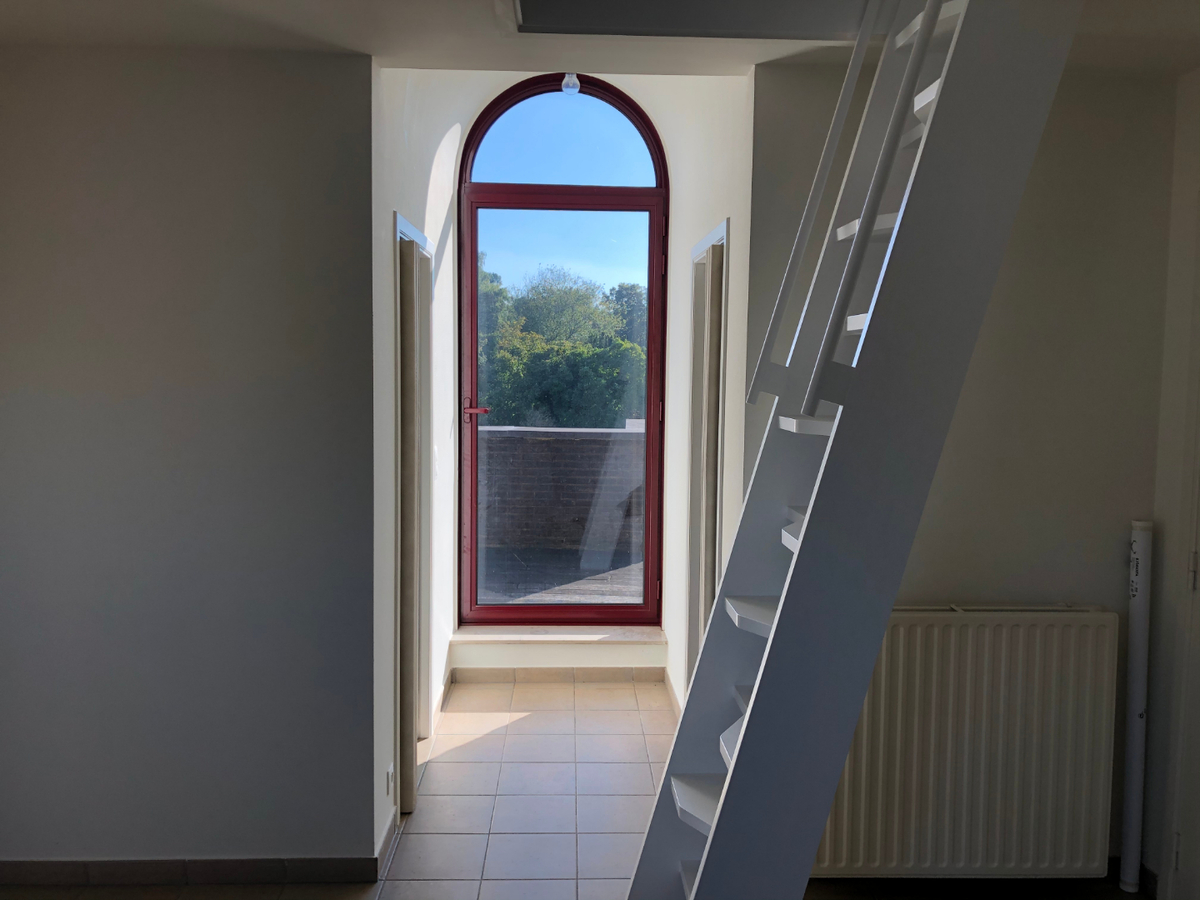 Tijdloos dakappartement met bijzonder ruim terras in centrum Gavere 