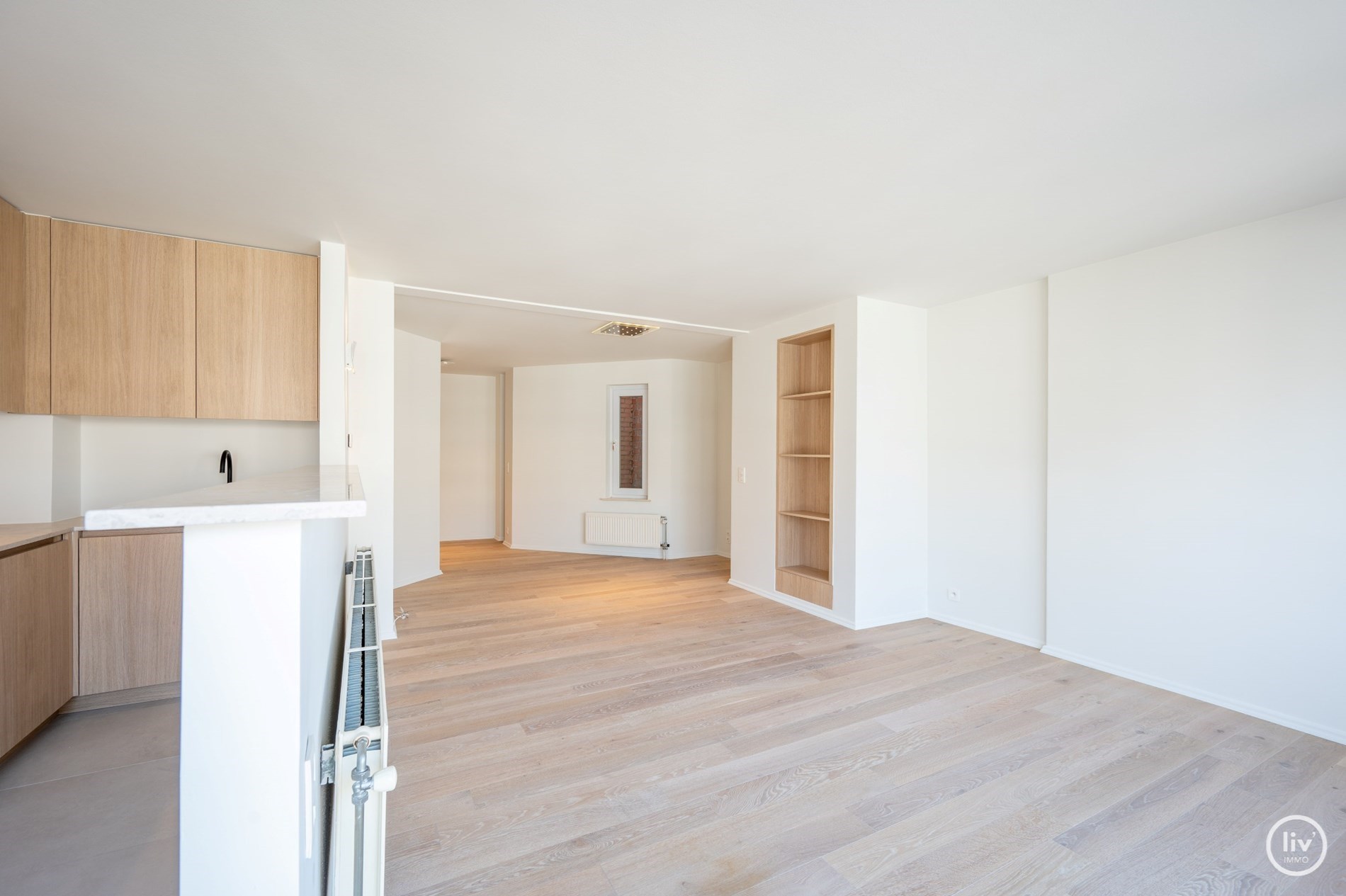 ONGEMEUBELD - Smaakvol gerenoveerd appartement met mooie gevelbreedte gelegen op de Lippenslaan op enkele passen van het strand. 