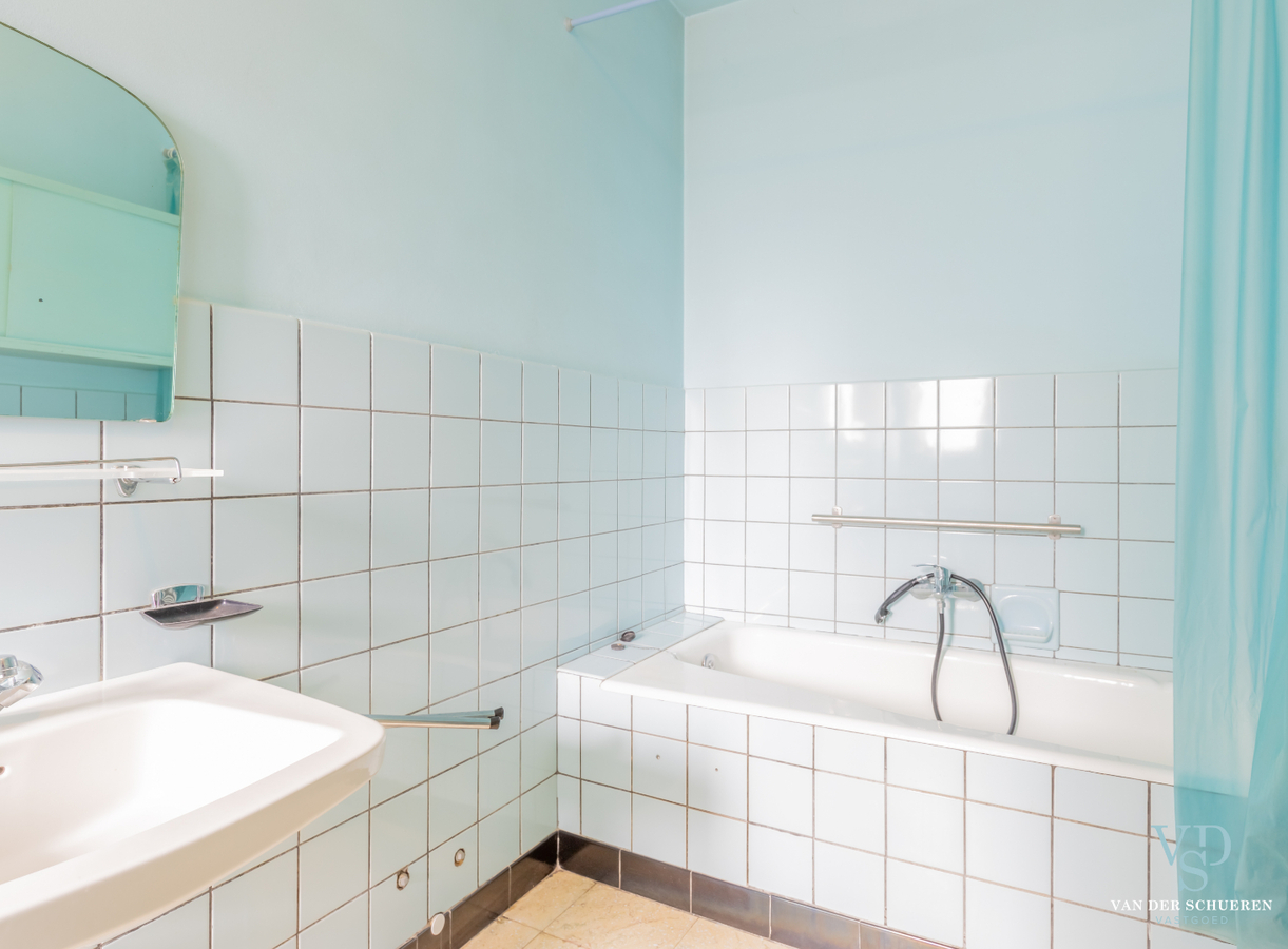 Degelijke, bijzonder ruime woning te Dikkelvenne. 