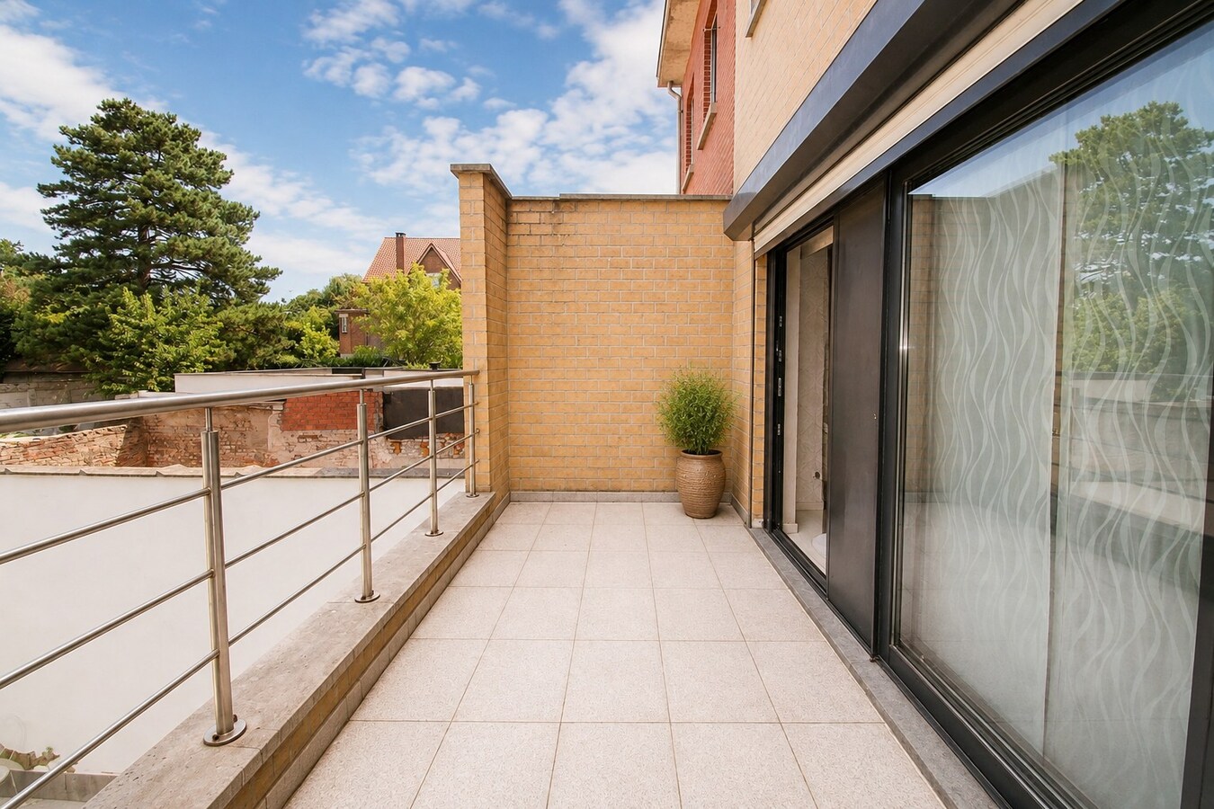 Uitzonderlijk ruime en centraal gelegen stadswoning met EPC-label B, 6 slaapkamers, tuin en terras in Sint-Niklaas! 