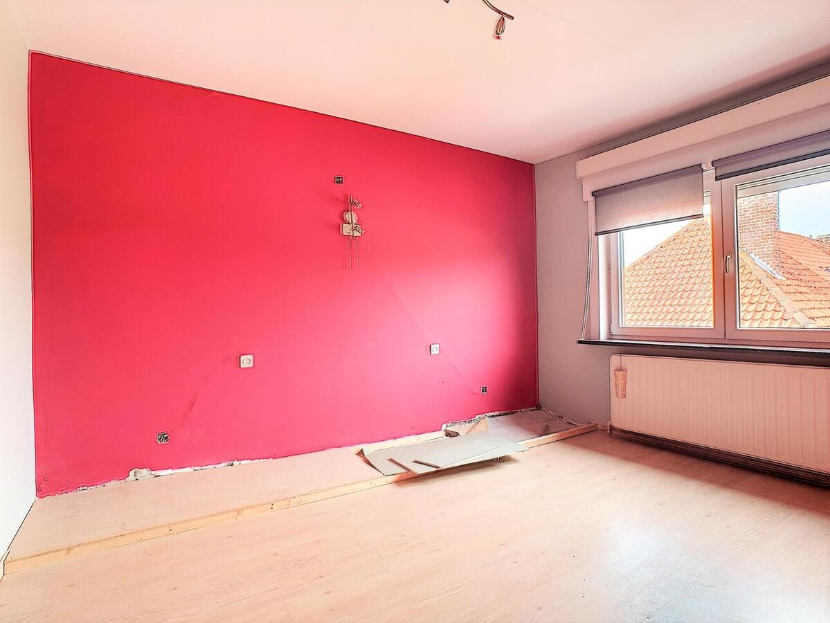 Goed gelegen, volledig te renoveren woning aan het marktplein van Heist - Heist 