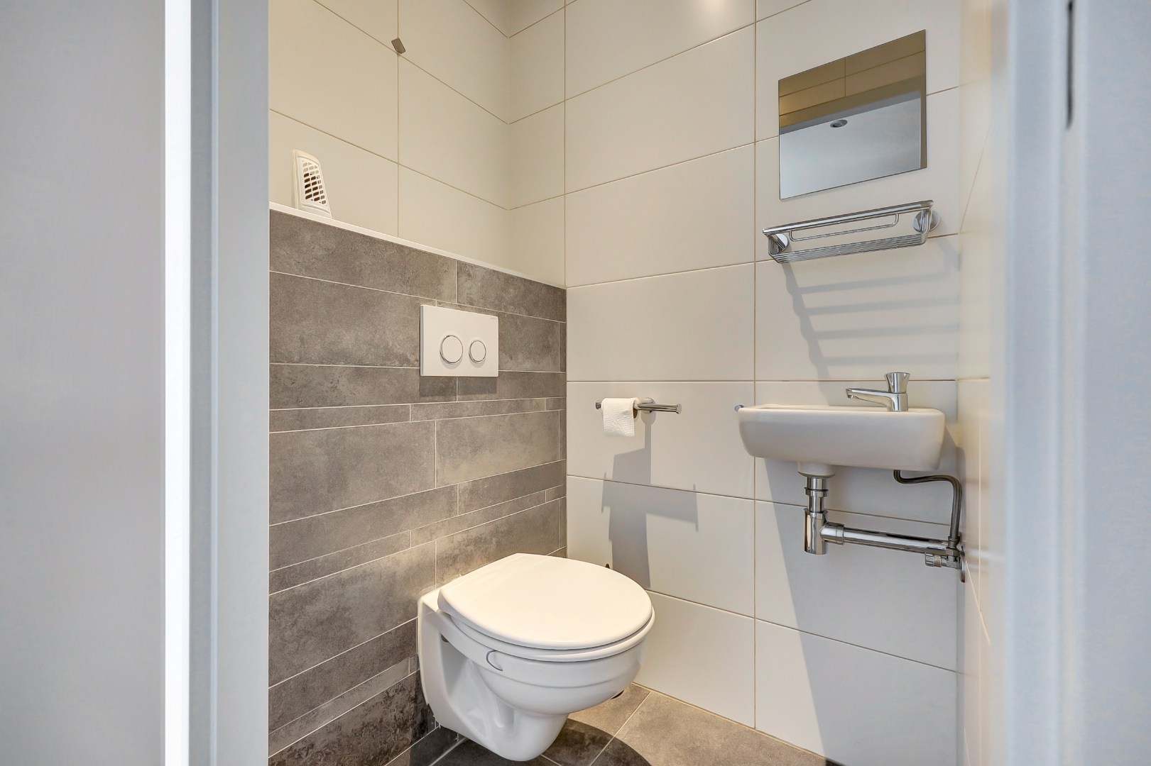 Ruime en lichte 2-onder-1-kap woning met parkeerplaats, garage, 3 slaapkamers, en zonnige tuin op het zuidwesten direct aan het water 