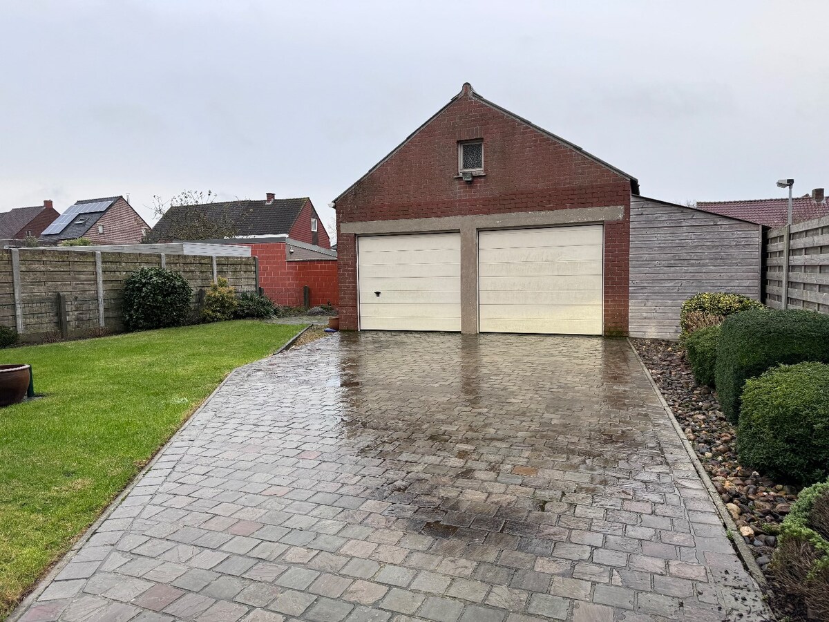 Woning met 3 slaapkamers en dubbele garage te Aartrijke 