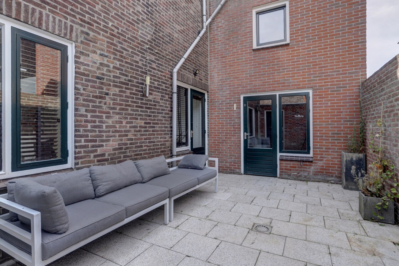 DIT BETREFT EEN WONING MET BIEDEN VANAF PRIJS  € 350.000 K.K. 