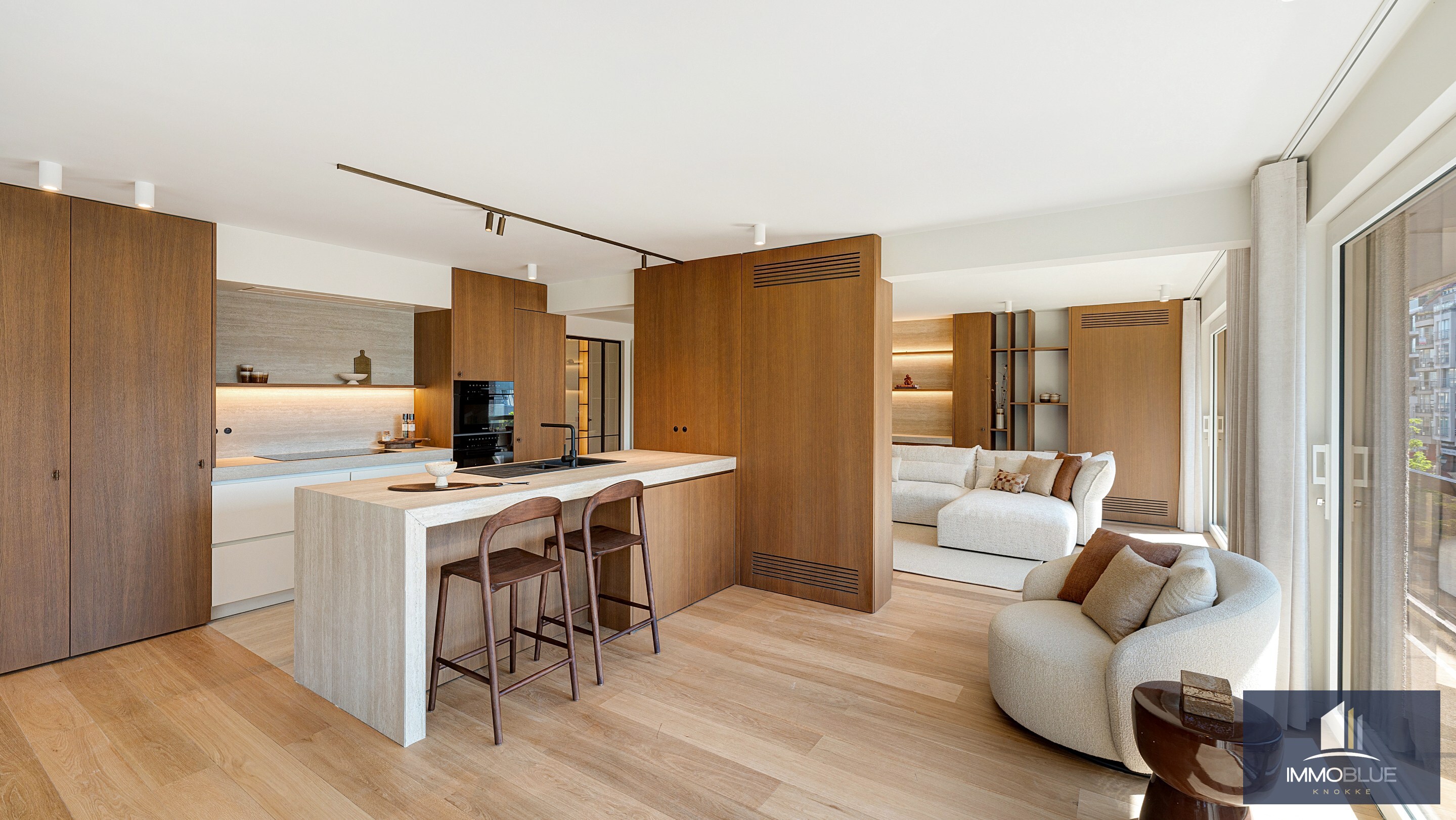 Uitzonderlijk hoekappartement, gelegen in de Zoutelaan, met een gevelbreedte van ca. 16 meter en biedt een open uitzicht op de Lippenslaan. 