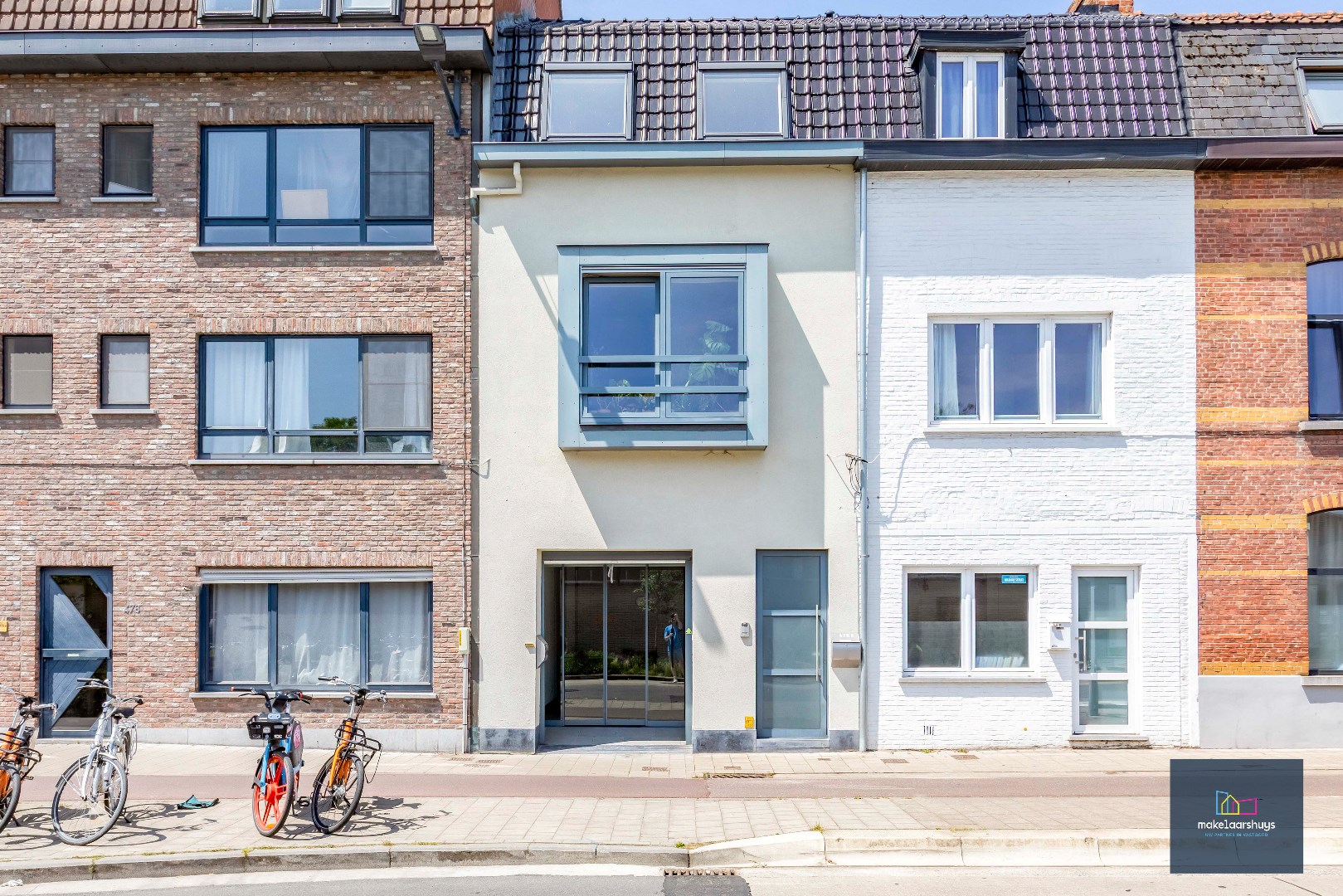 Eigendom met handelsgelijkvloers en duplexappartement 