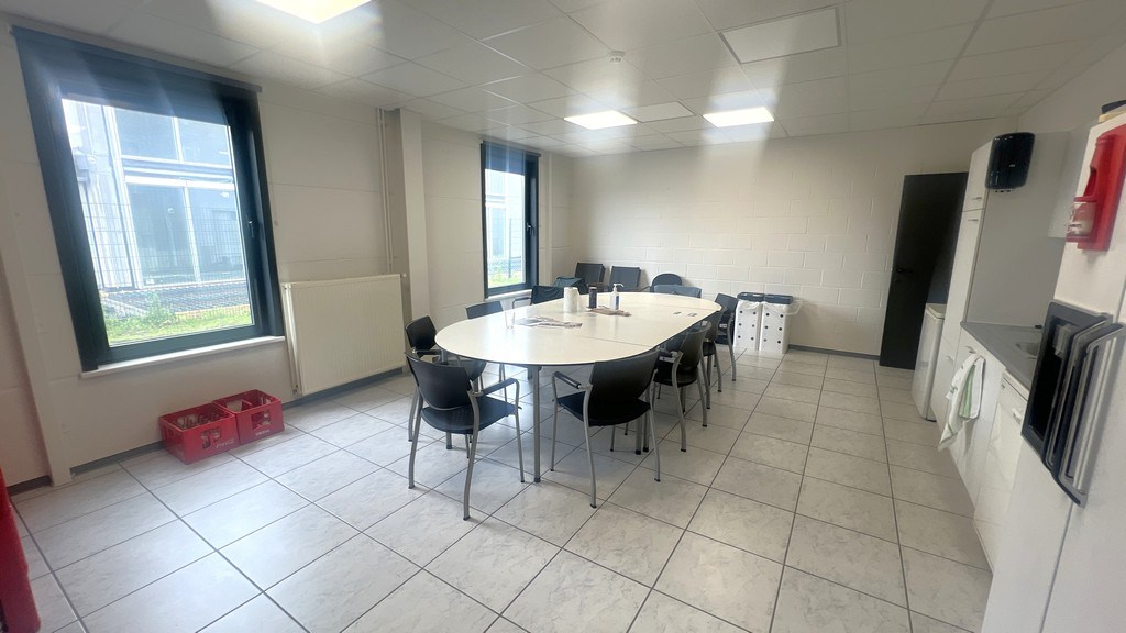 Bedrijfspand te huur in bedrijvenzone vlakbij E17 in Lokeren