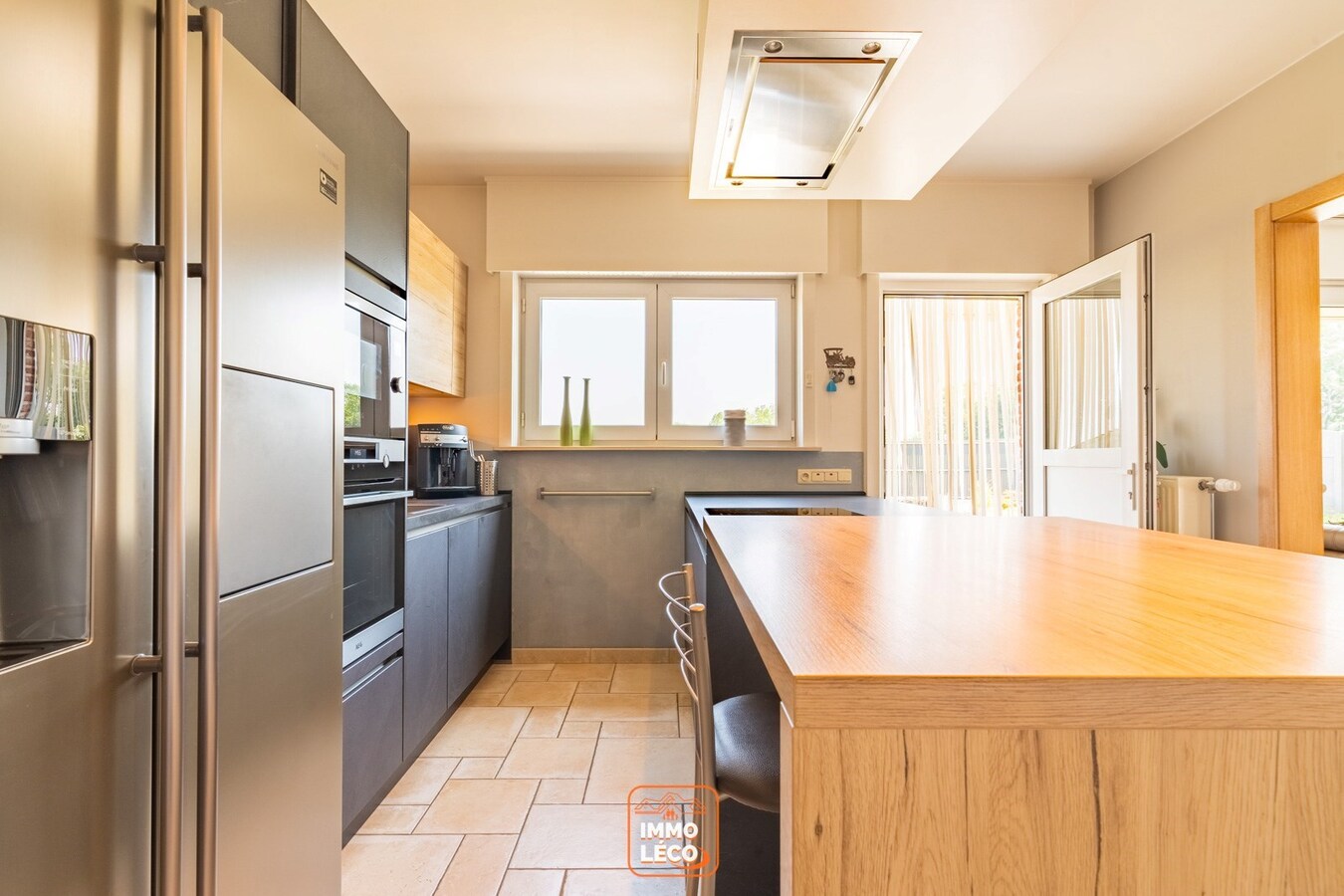 Villa « semi plain-pied » idéalement située avec 4 chambres, jardin, garage et parking, COUP DE CŒUR ABSOLU ! 