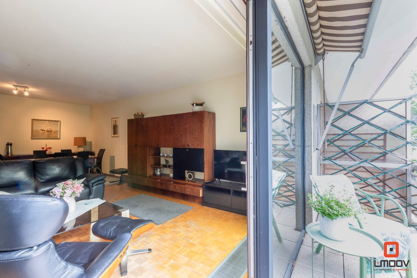 Instapklaar tweeslaapkamer appartement met garagebox in het groen 