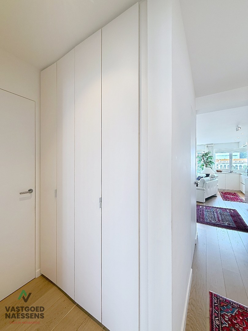 Magnifique appartement rénové de 2 chambres avec terrasse et vue sur le port. 