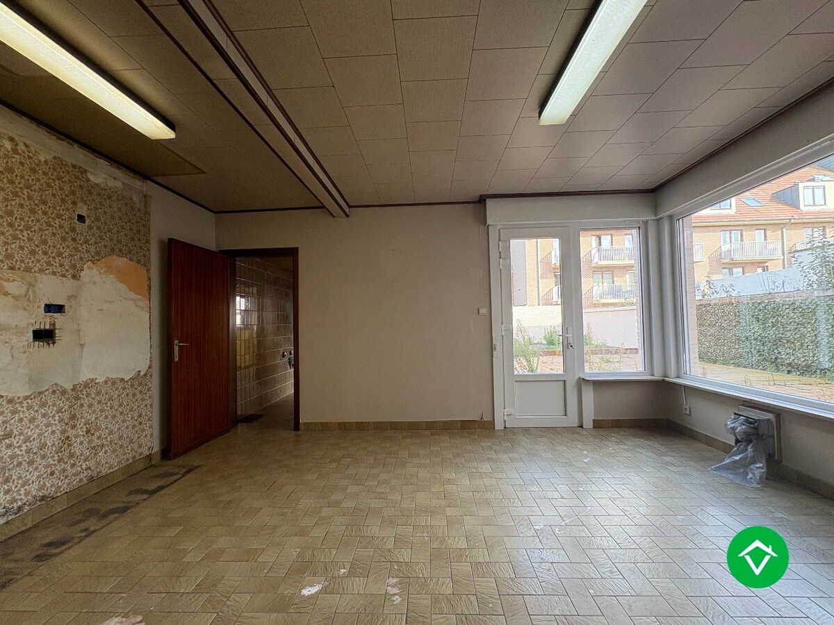 Te koop: Uniek gebouw met 2 appartementen, garage en ruime tuin – hartje Nieuwpoort-Stad 