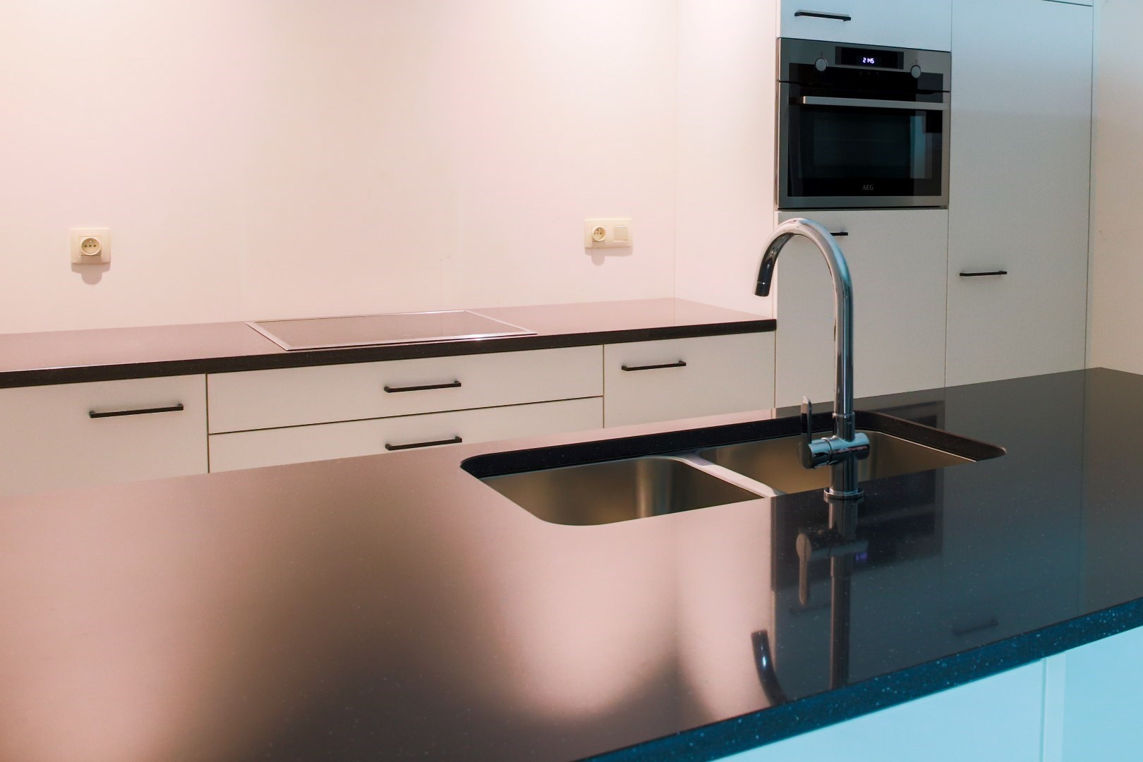 Volledige afgewerkt appartement met 2 slaapkamers en ruim terras. 