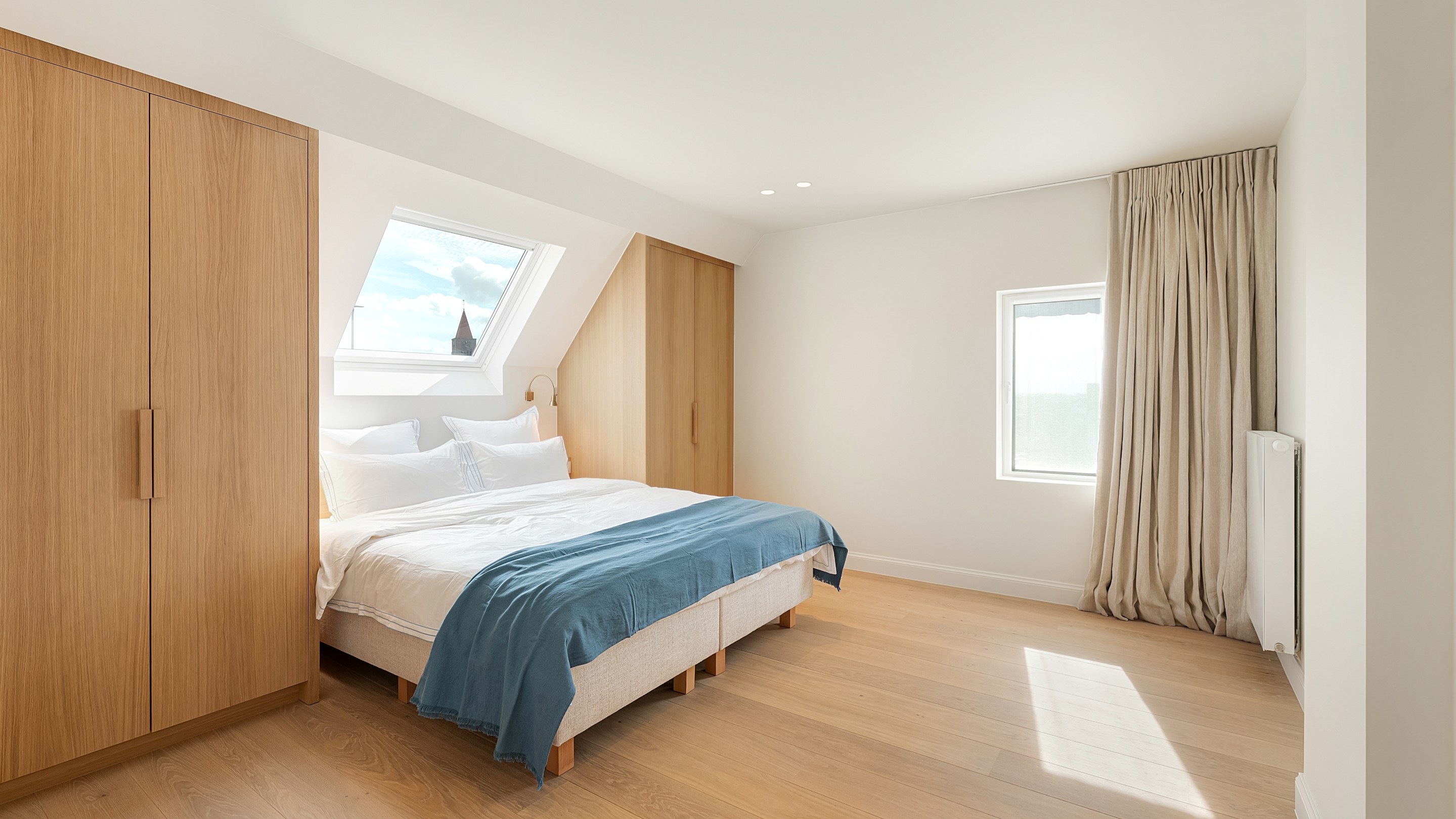 Op een uitmuntende locatie in Duinbergen, op wandelafstand van het strand en de duinen, bevindt zich deze prachtig en hoogwaardig gerenoveerde koppelvilla. 