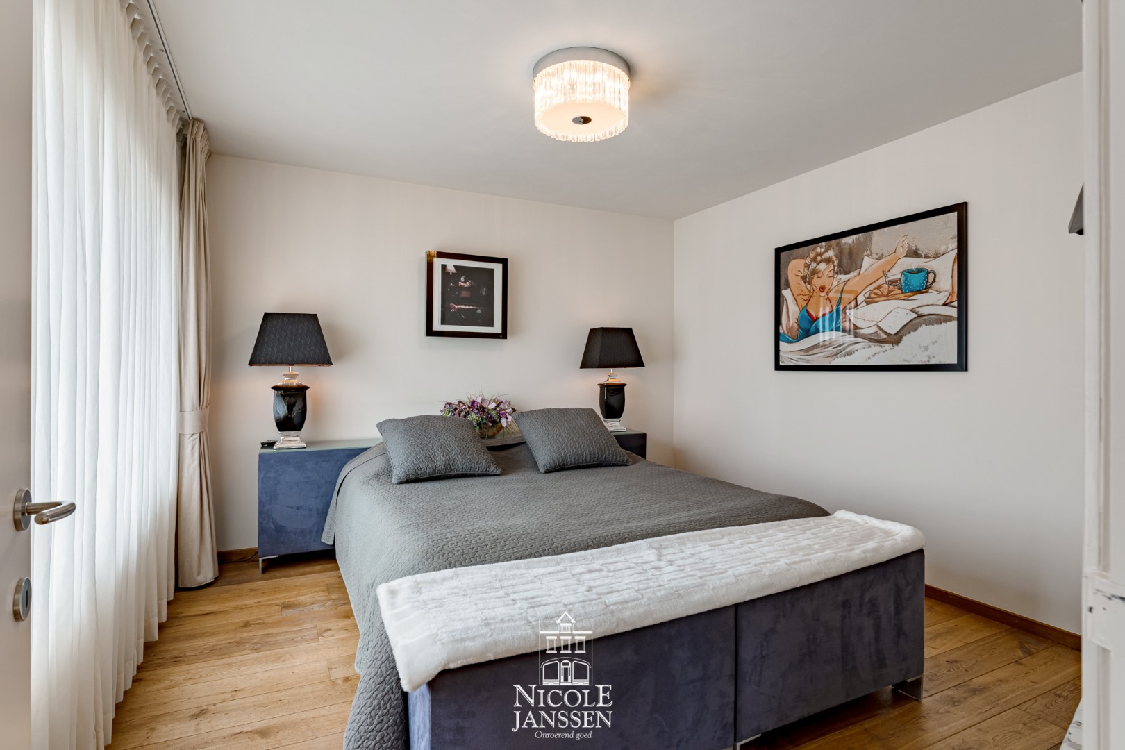 Ruime slaapkamer met eiken parketvloer
