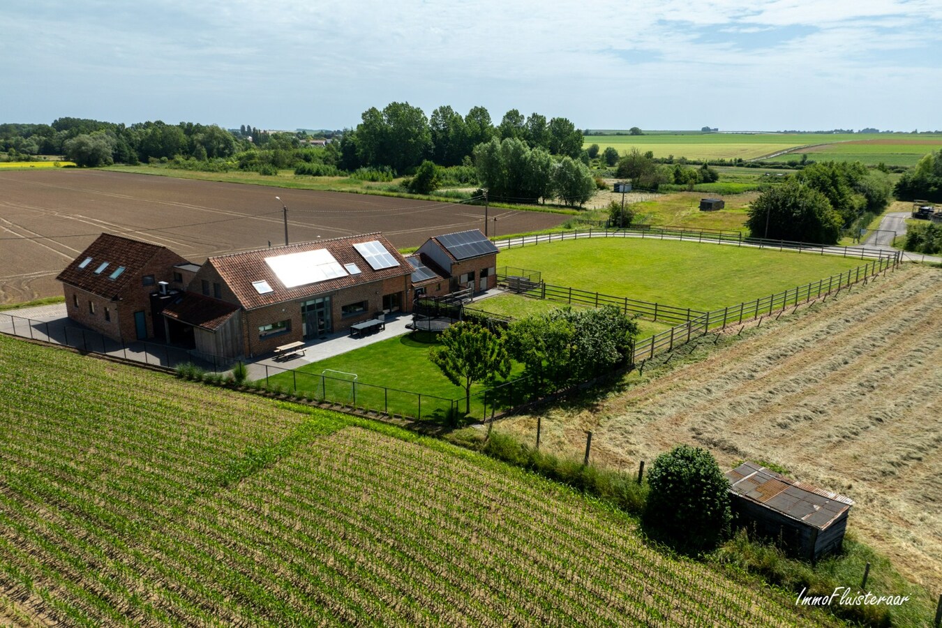 Unieke, gerenoveerde hoevewoning met paardenfaciliteiten, bijgebouwen, uitzonderlijk potentieel en zeer bereikbare ligging 