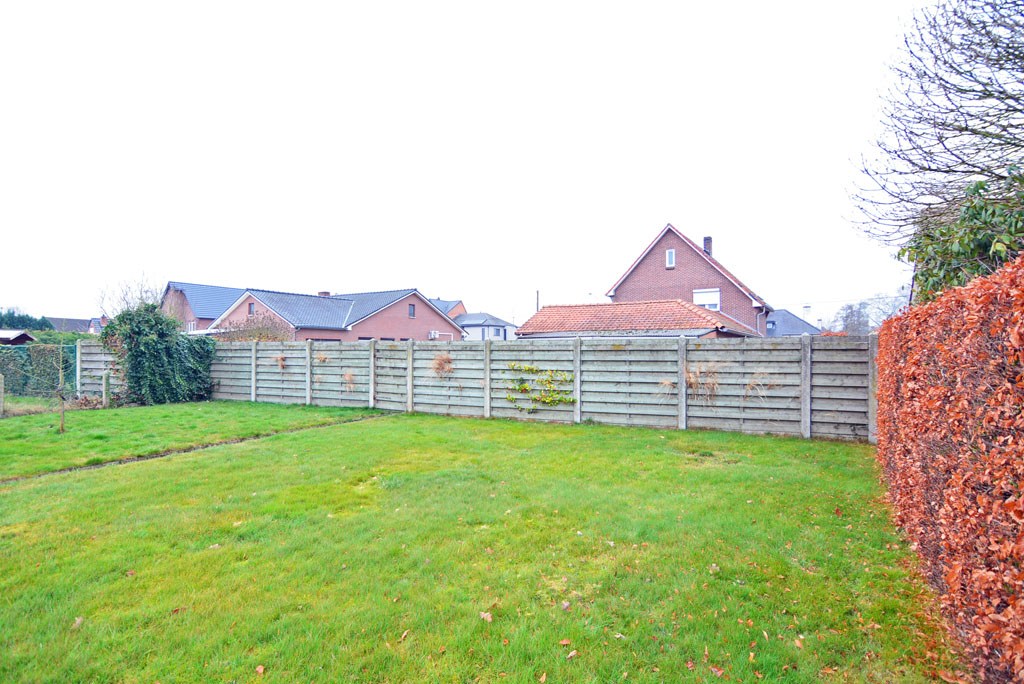 Op te frissen woning met 4 slpk op ruim perceel van 9 a 78 ca. 