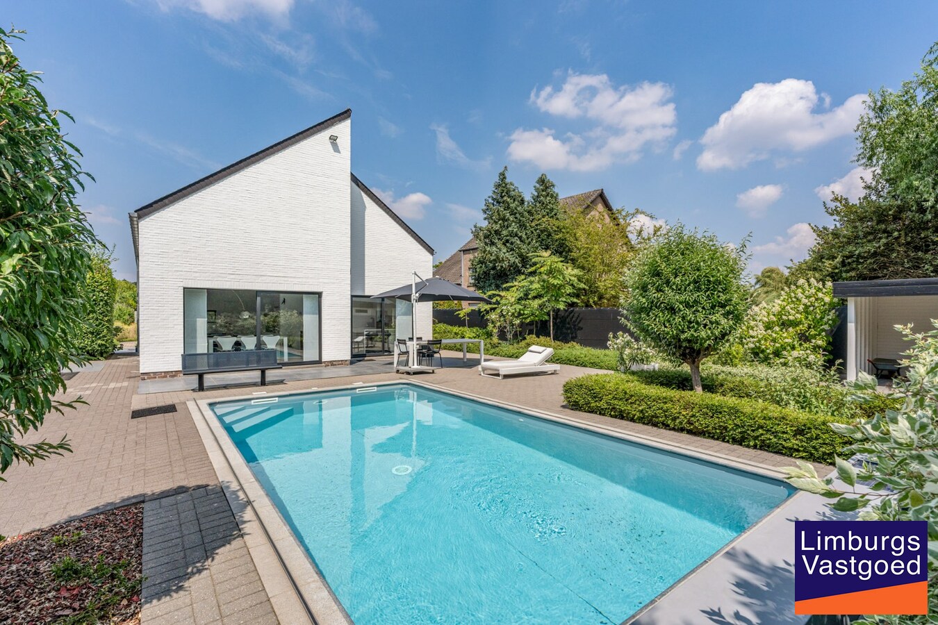 Moderne architectenwoning met mooie tuin en zwembad, 5 slaapkamers in Hasselt, OB op 8a12ca in doodlopende straat 