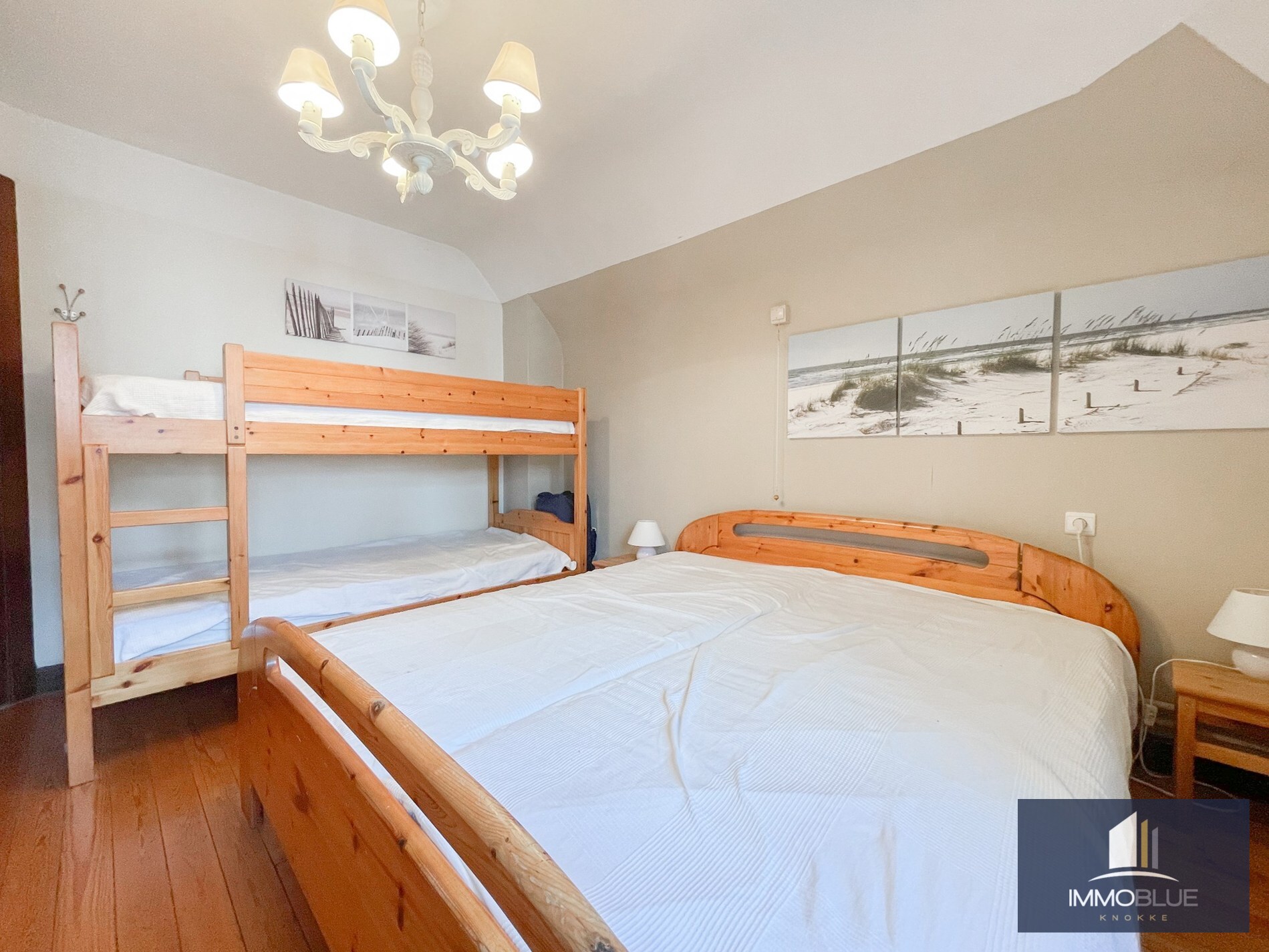 Uiterst charmante villa, rustig gelegen in één van de paadjes in het Zoute op wandelafstand van de zee. 