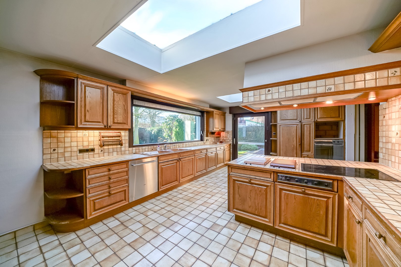 Statige villa uit de jaren ‘65 met zuidgerichte tuin in hartje Oudenburg. 