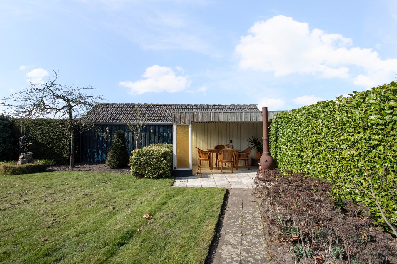 Royale halfvrijstaande woning met uitzicht over de landerijen, op korte afstand van het centrum. 