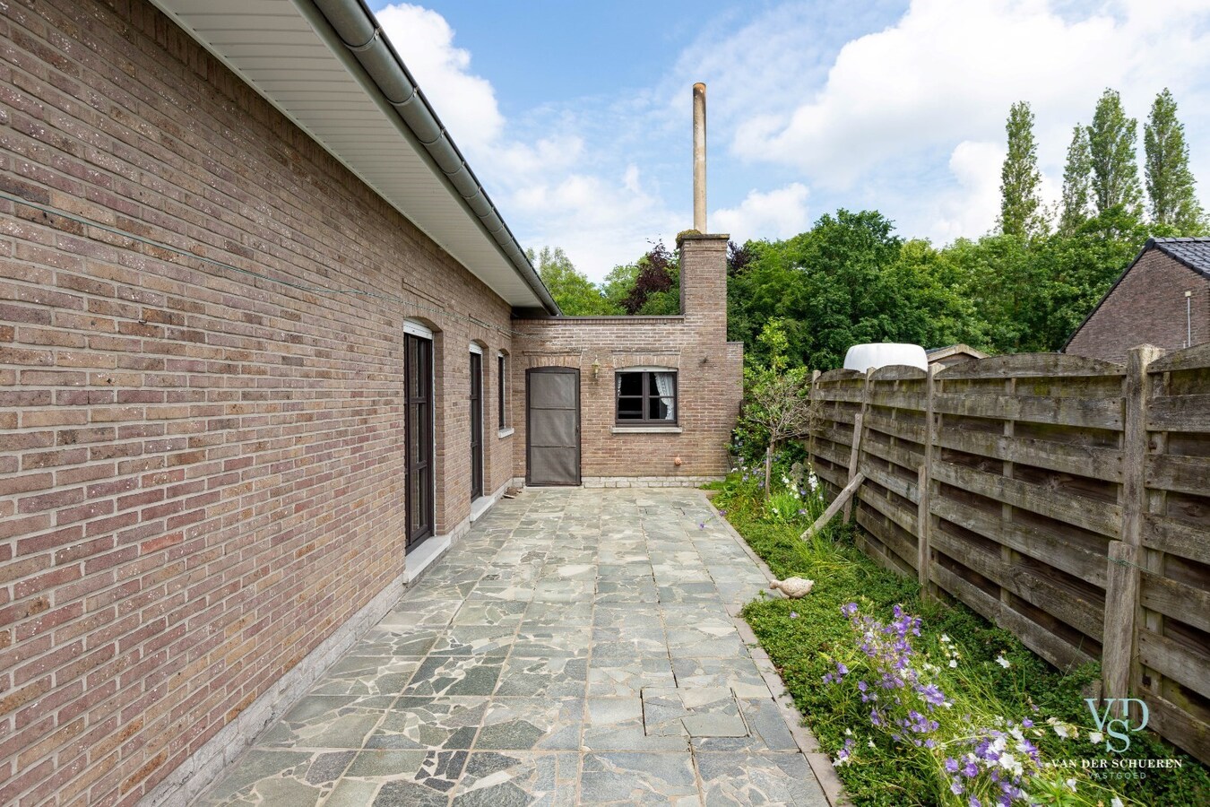 Gelijkvloerse villa.    Op 1 km van de Schelde. 