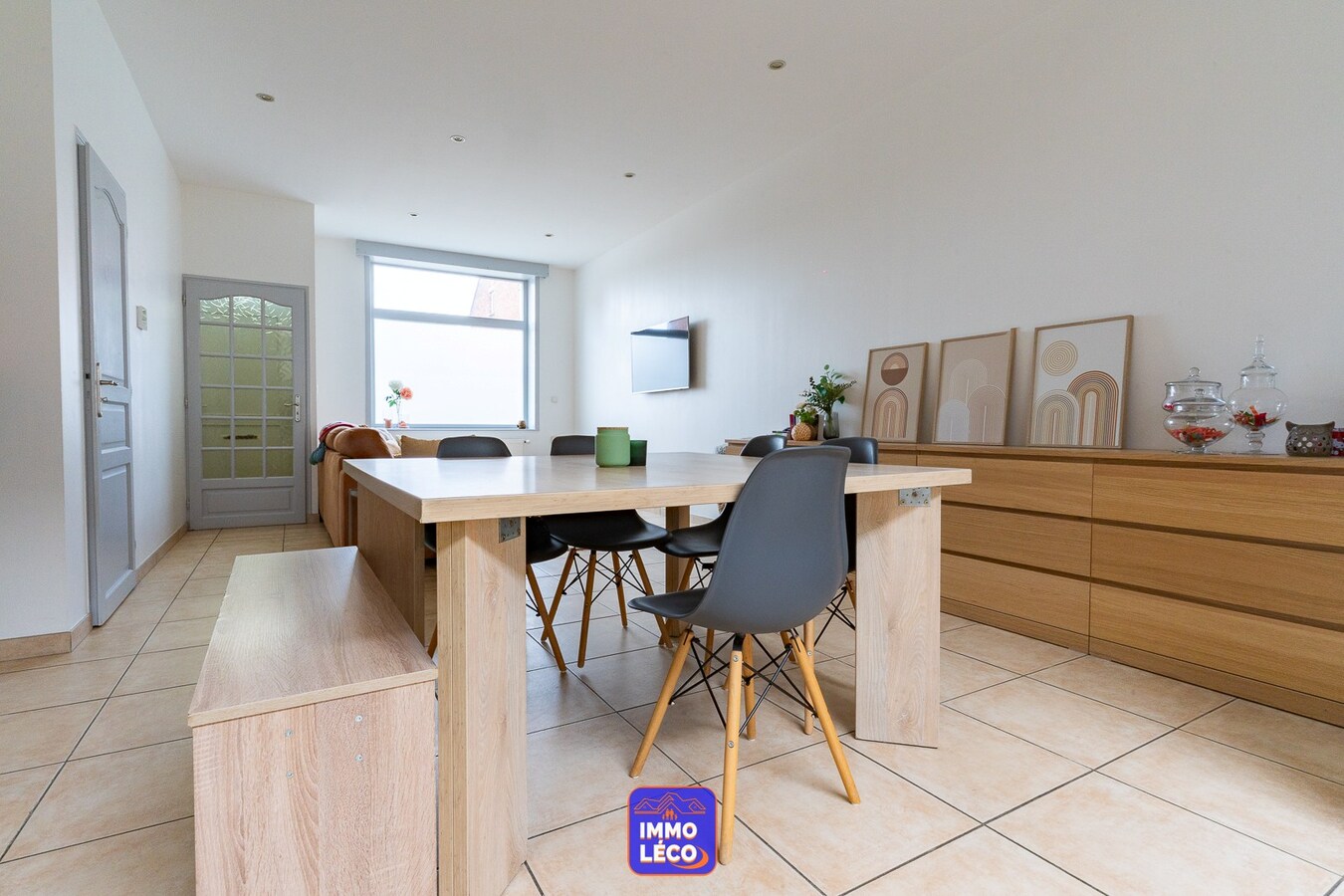 Maison d’habitation rénovée avec 3 chambres et grande terrasse. 