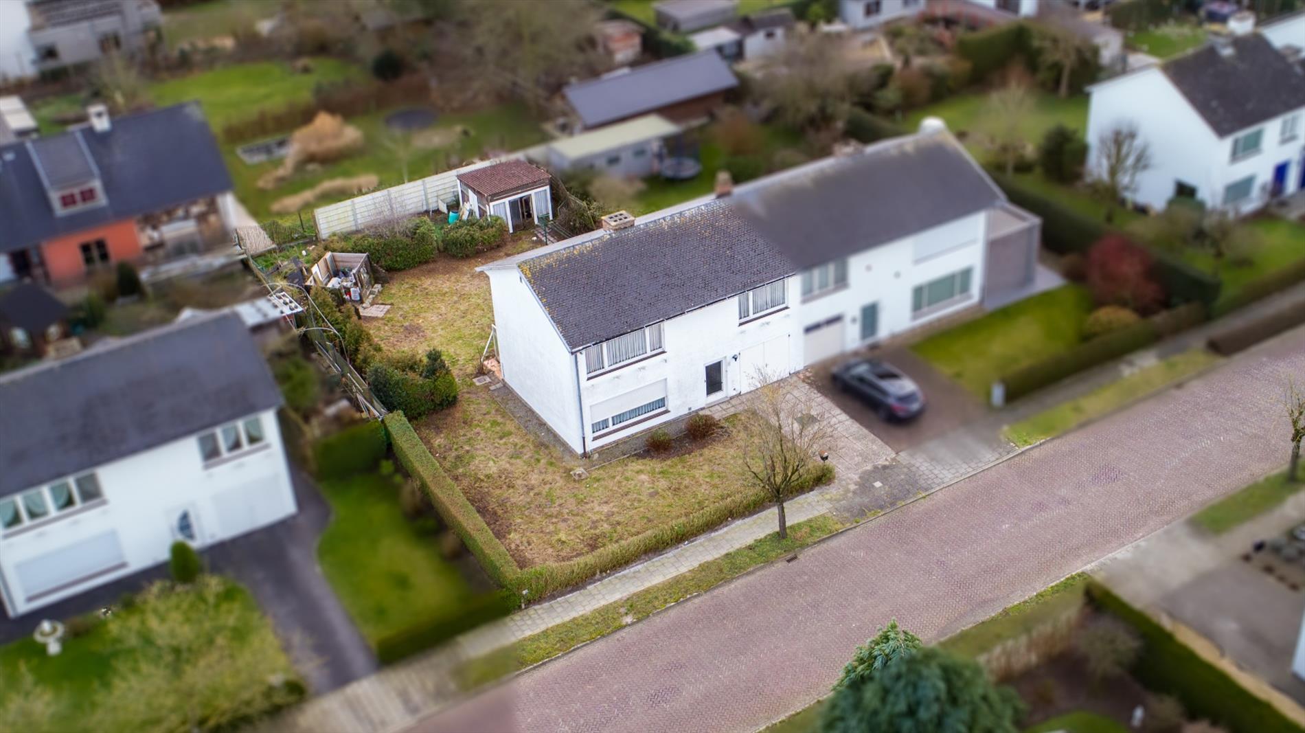 Grondig te renoveren rustig gelegen HOB 4 slpks, garage en tuin te Eeklo 