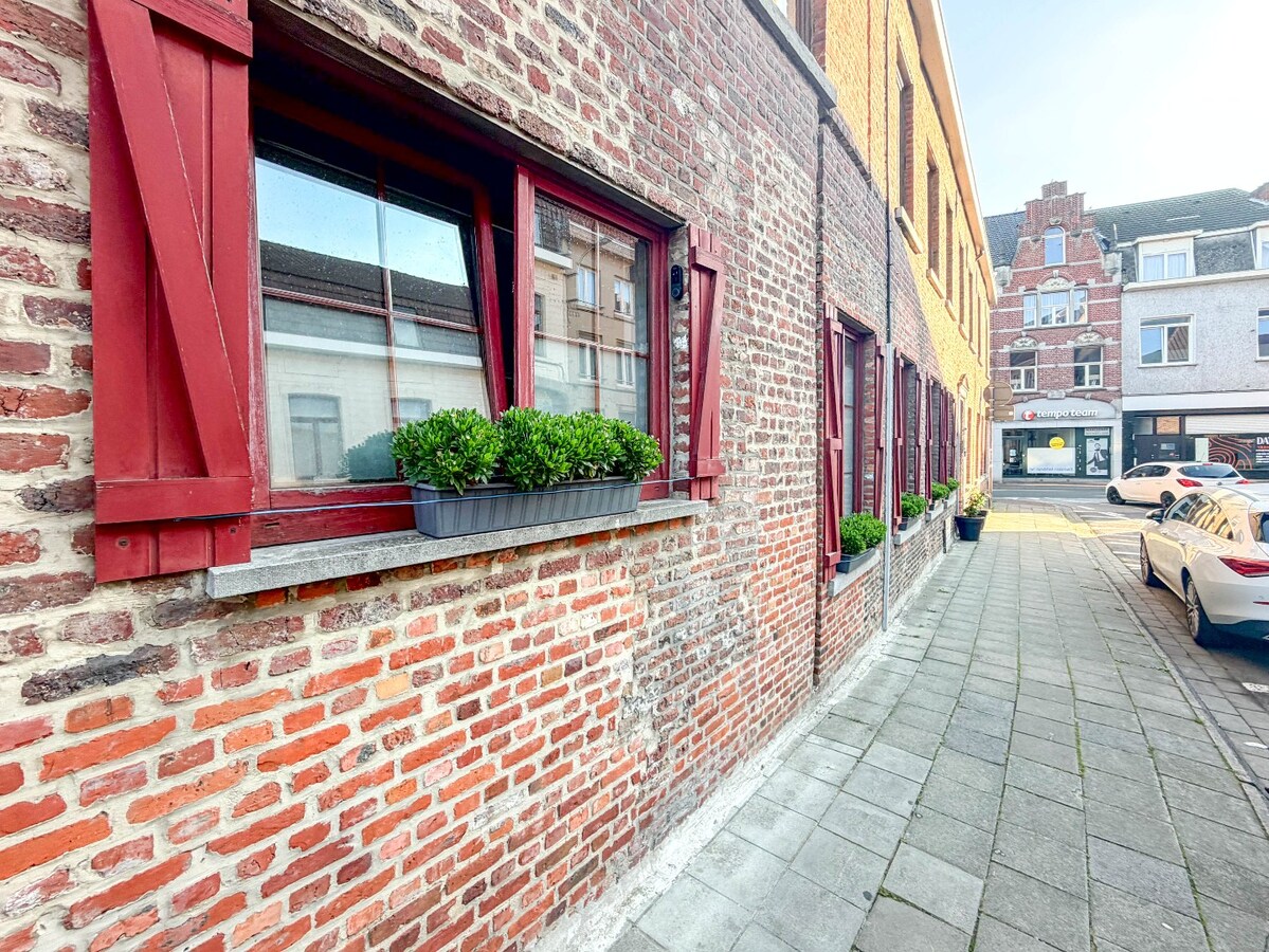 UNIEK en ruime KARAKTERVOLLE  woning met handelspand nabij de Grote Markt ! 