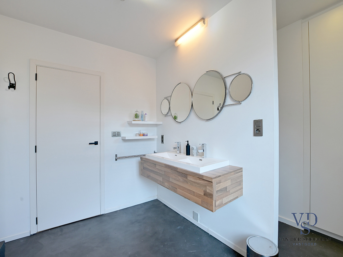 Prachtig gerenoveerde Herenwoning met zwembad te Gavere. 