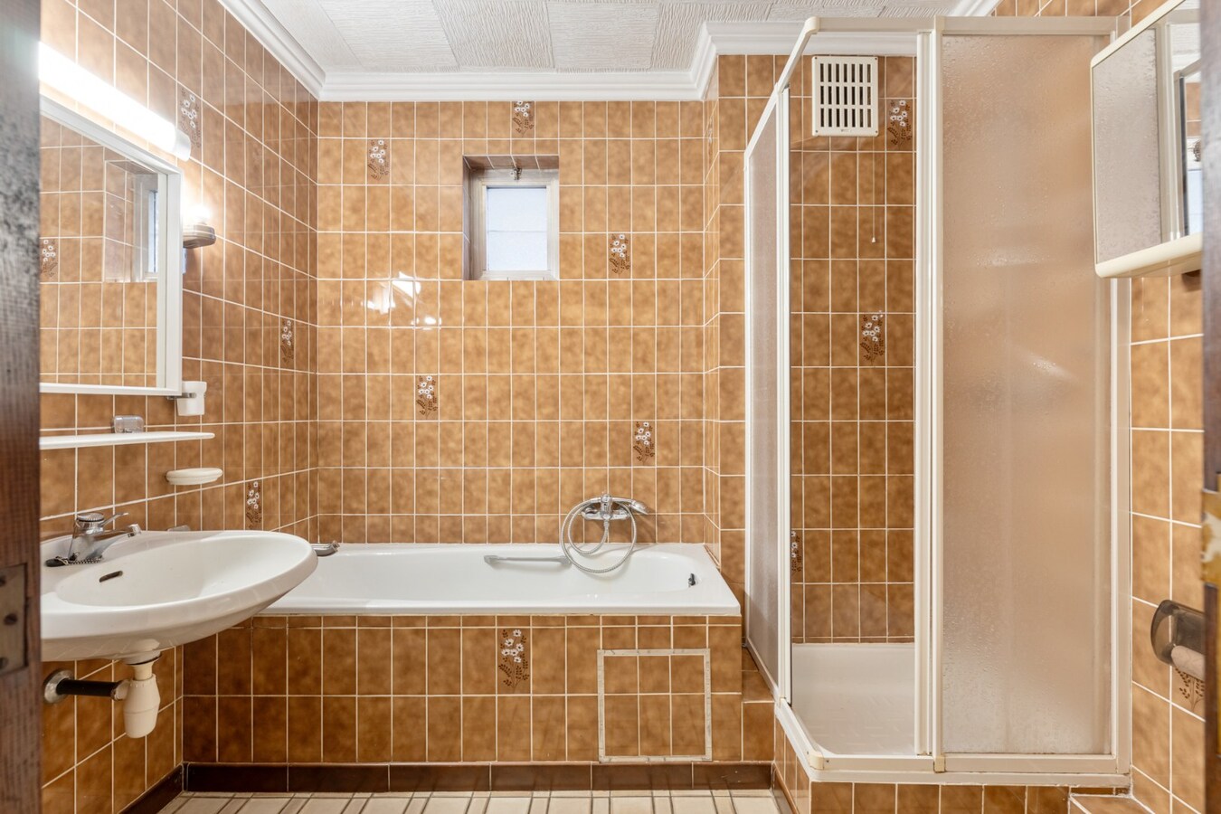 Centraal gelegen gebouw bestaande uit een handelspand op het gelijkvloers en een bovenliggend duplex-appartement! 