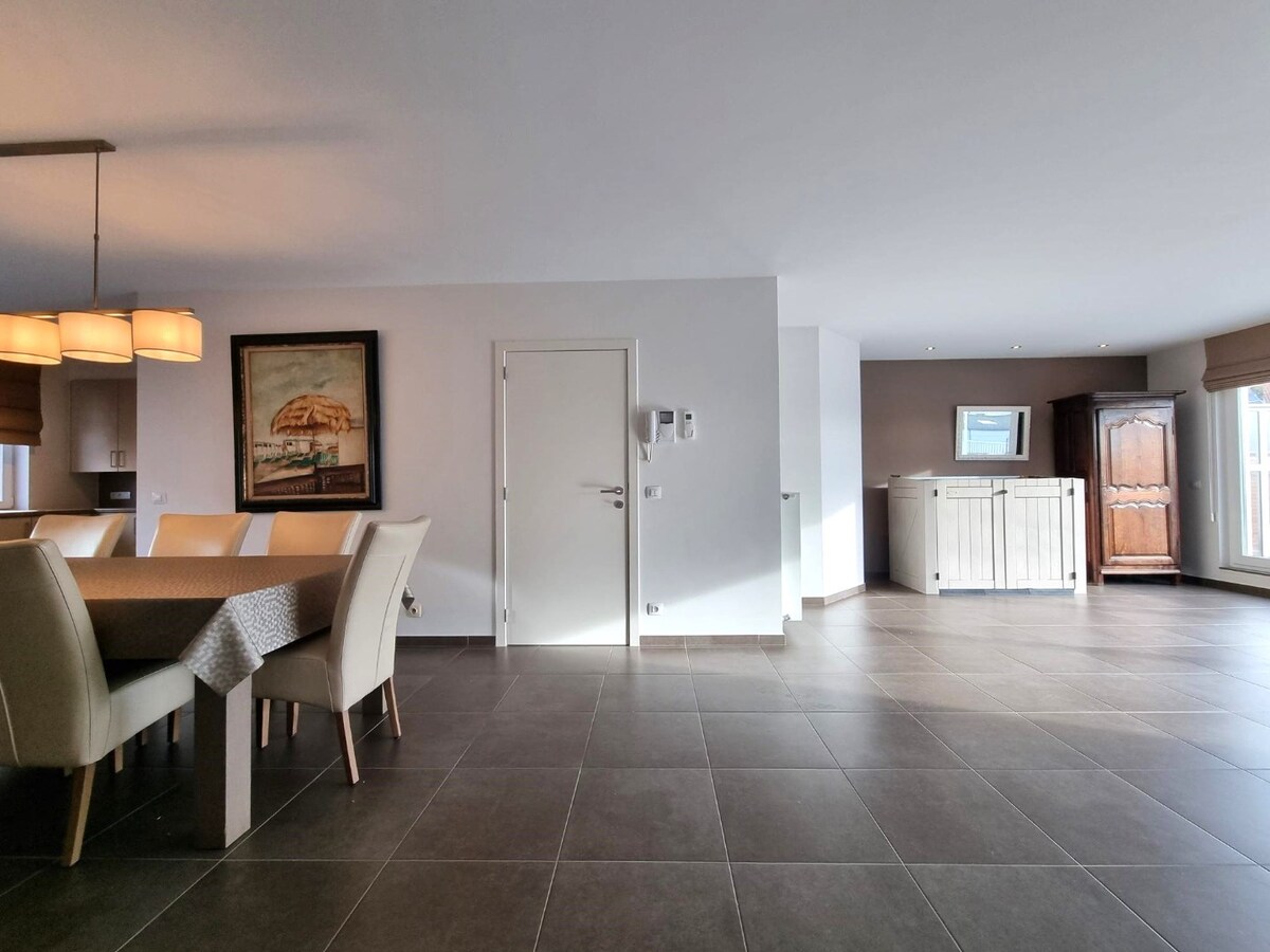 Zeer ruim, breed en lichtrijk woonappartement met groot zongericht terras 