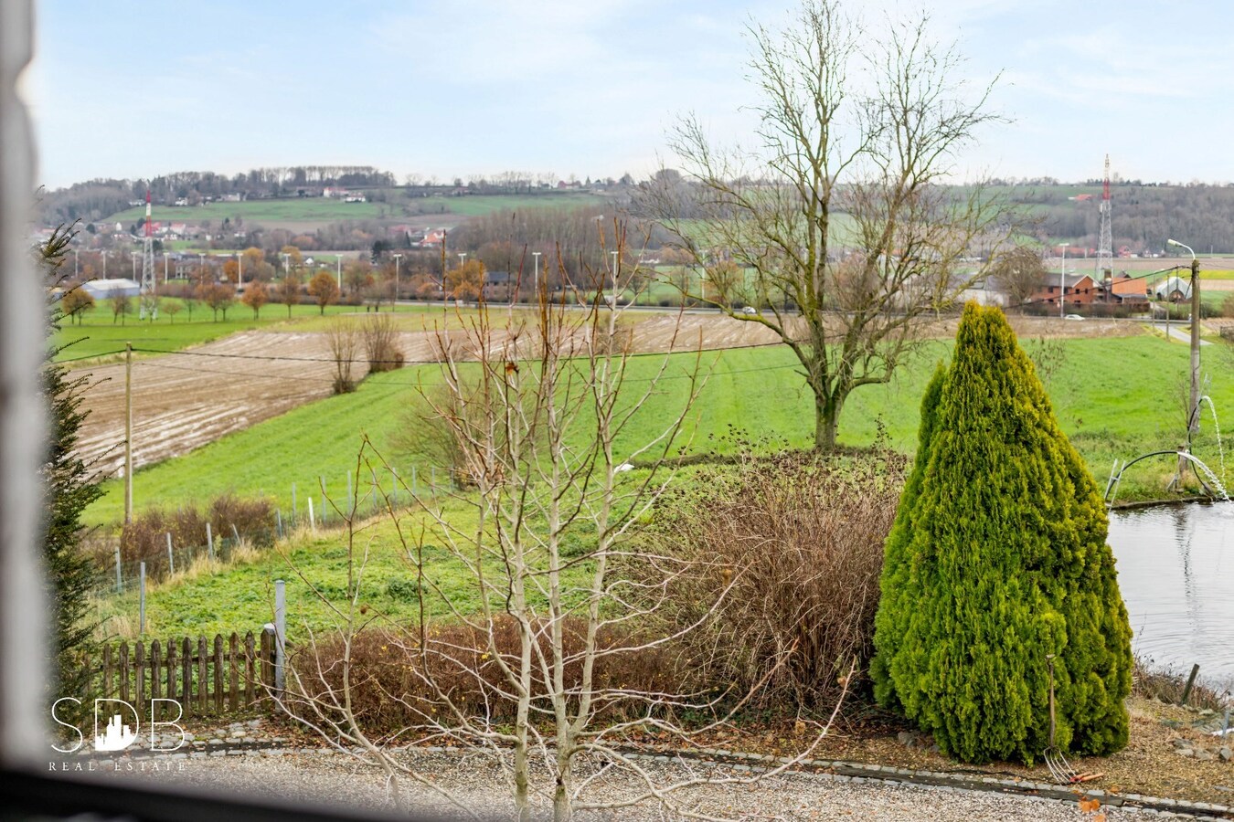 Authentieke hoeve met bijgebouwen met graslanden op circa 8.750m² 
