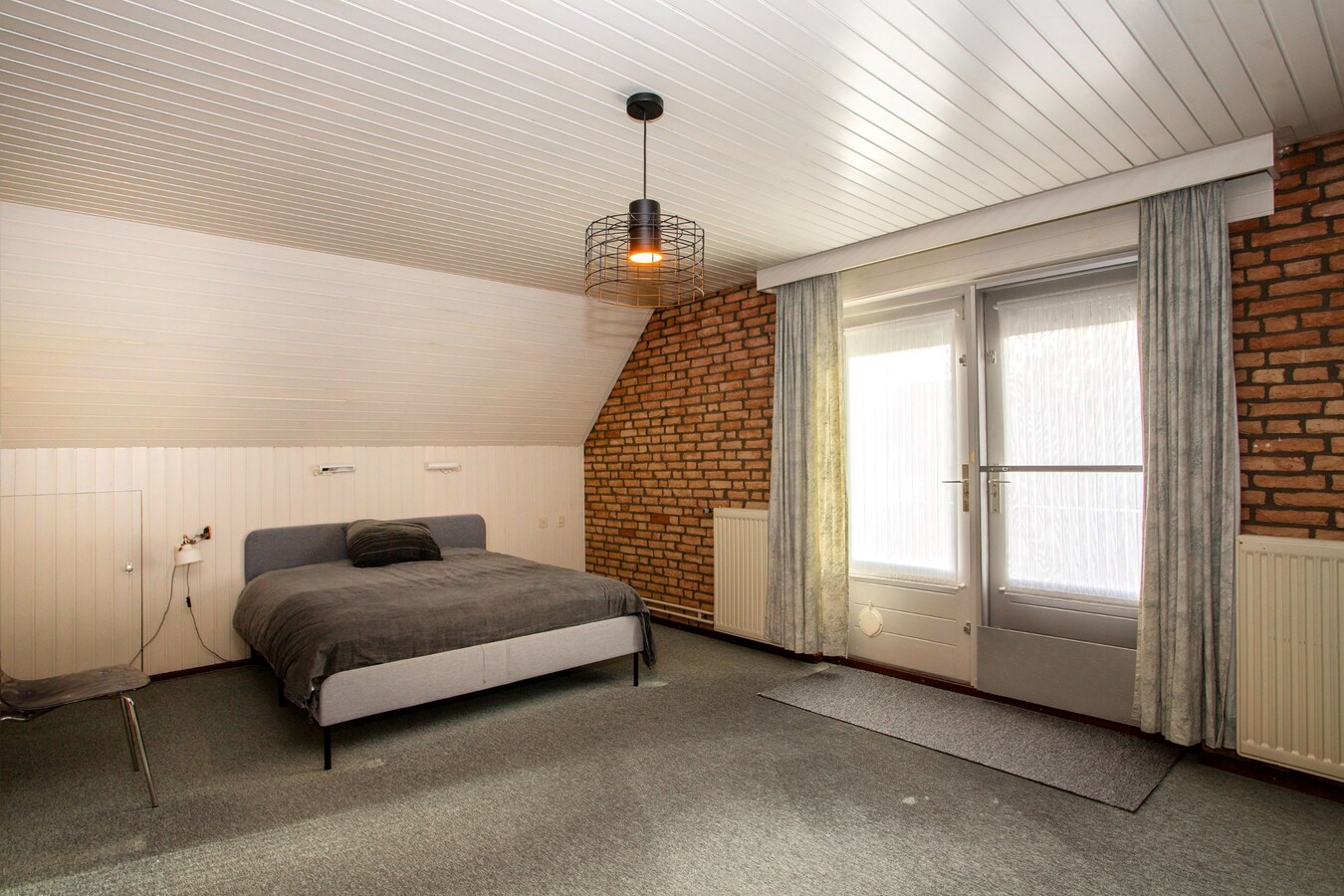 Degelijke vrijstaande woning met groot bijgebouw gelegen op een hoekperceel in Hooge Mierde. 