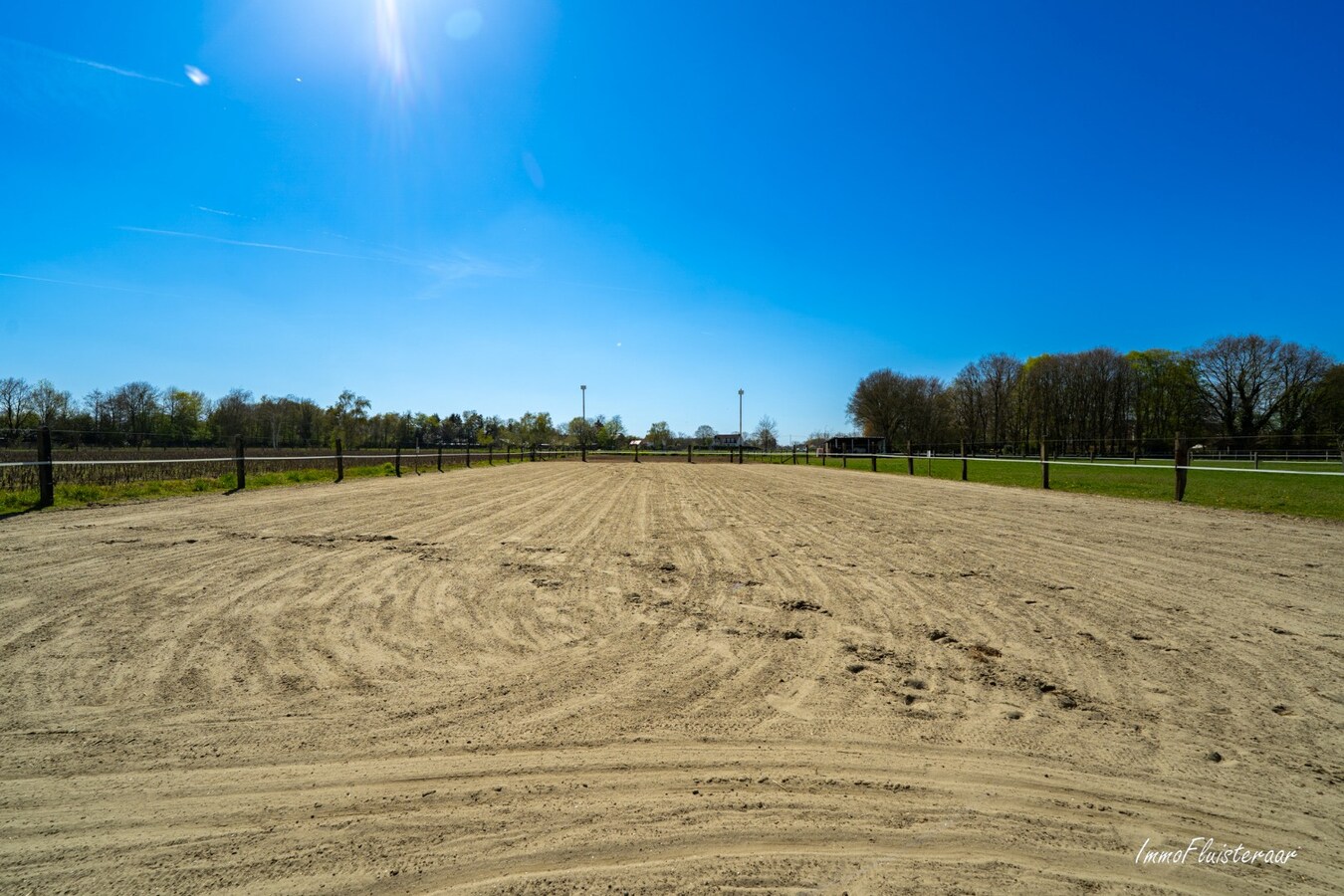 Recent gerenoveerde woning met paardenstallen en buitenpiste op ca. 12.370 m2  te Geel 