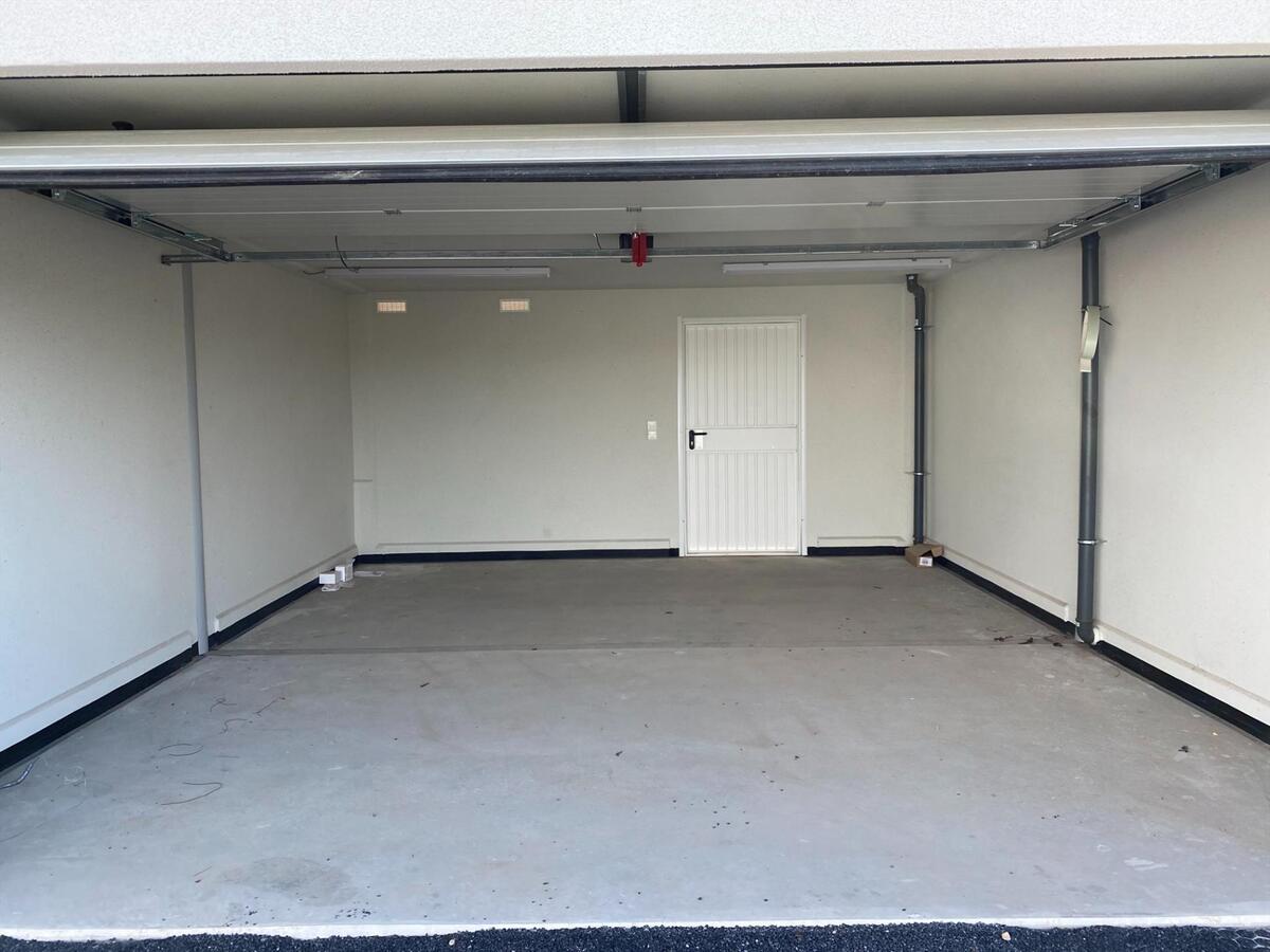 2 ruime garages met sectionaalpoort te huur 