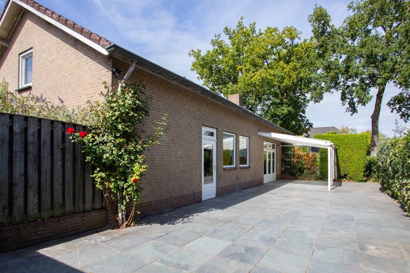 Vrijstaande levensloopbestendige semibungalow met schitterend uitzicht en royale tuin in Hoogeloon. 