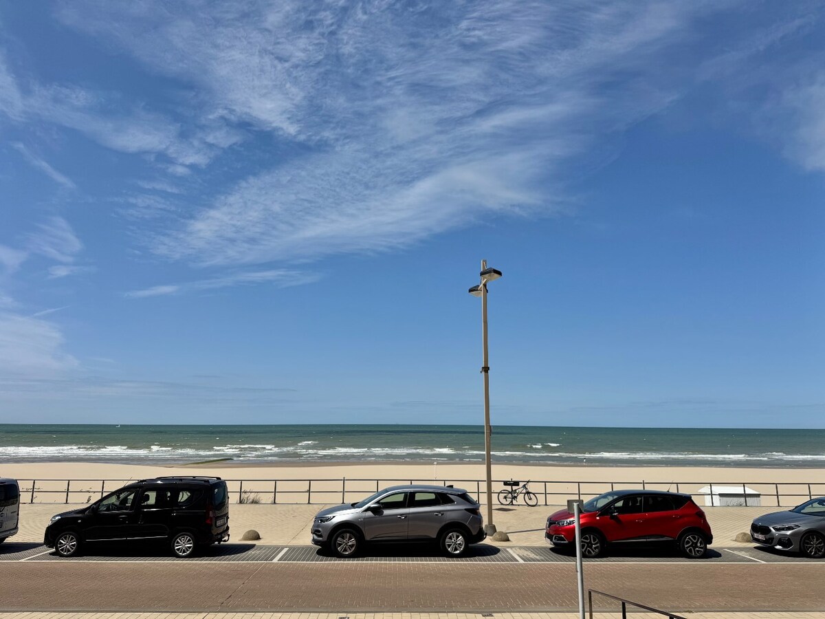 Appartement te koop met frontaal zeezicht en 2 slaapkamers te Middelkerke 