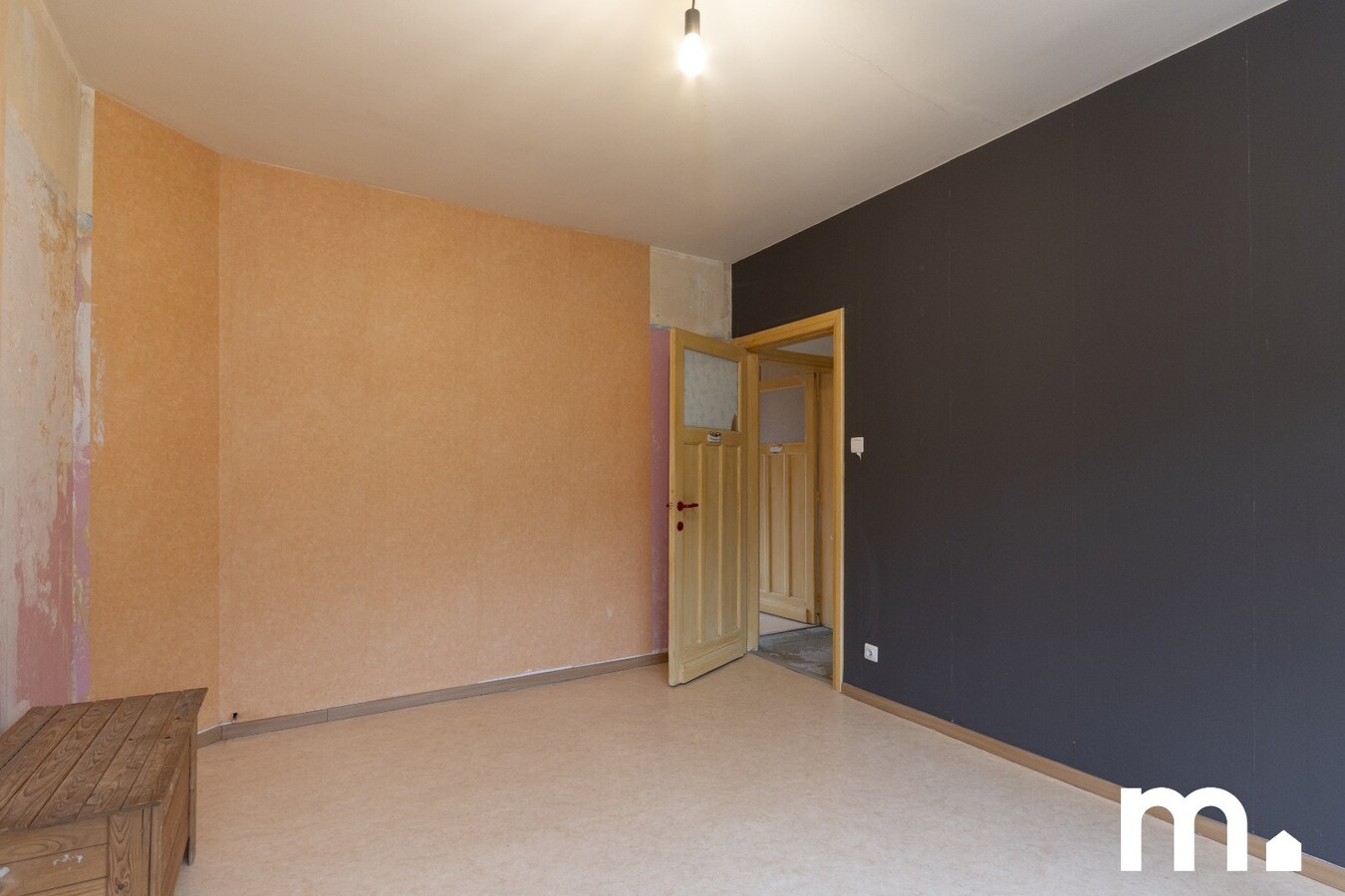 Te renoveren woning in Kortrijk met ruime zolder, zonnige tuin en dubbele garage ! 