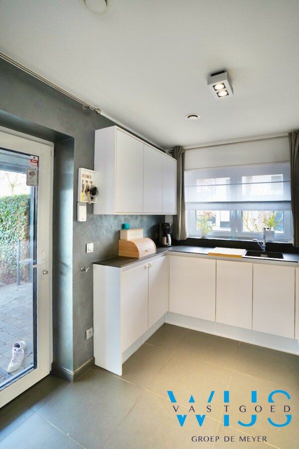 Enorm energiezuinig woonhuis in halfopen bebouwing te Eeklo ! 