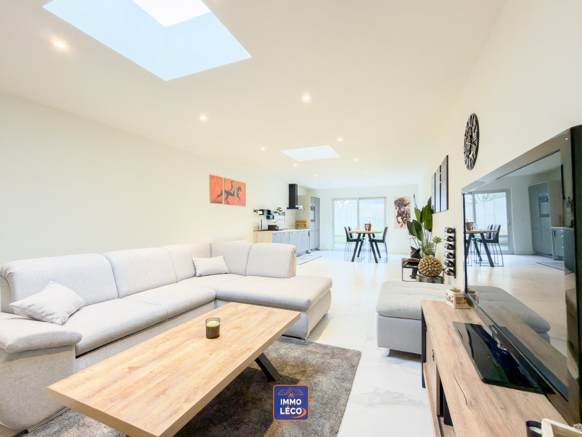 Maison spacieuse entièrement rénovée avec jardin ! 