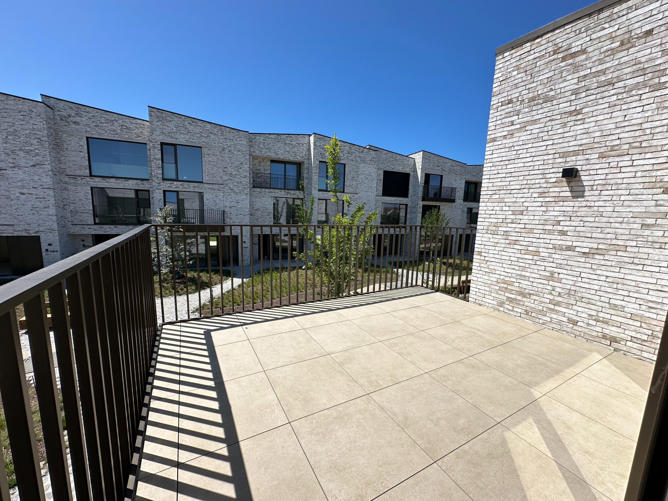 Exclusieve nieuwbouwwoning met 3 slaapkamers, ruime garage en zonnige terrassen op een rustige ligging in Knokke. 