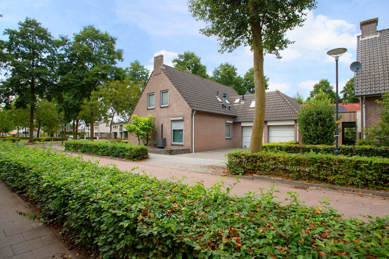 Vrijstaande degelijk gebouwde woning met inpandige dubbele garage. 