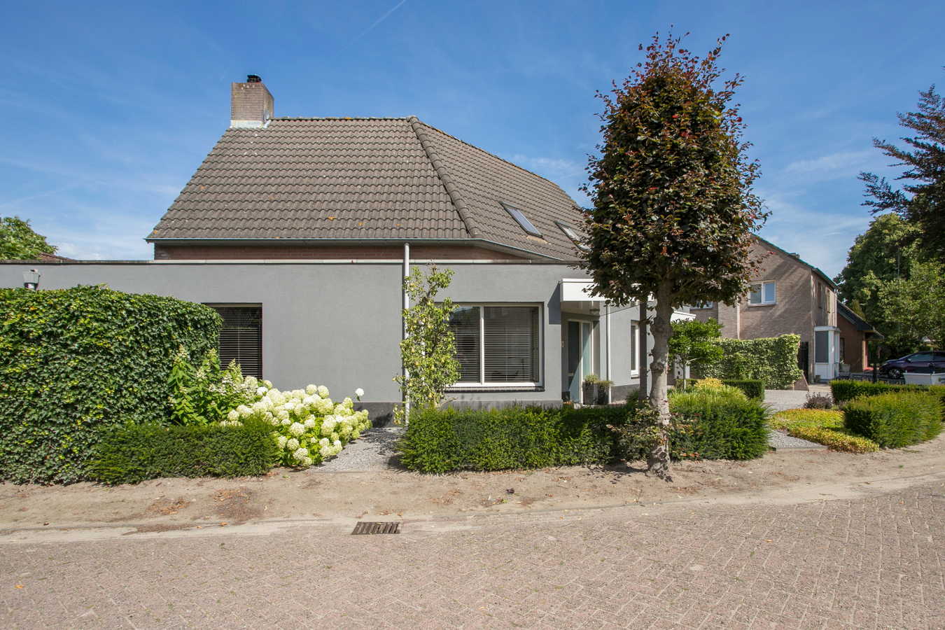 Deze moderne en royale vrijstaande woning staat op een rustige woonlocatie op een mooi hoekperceel. 