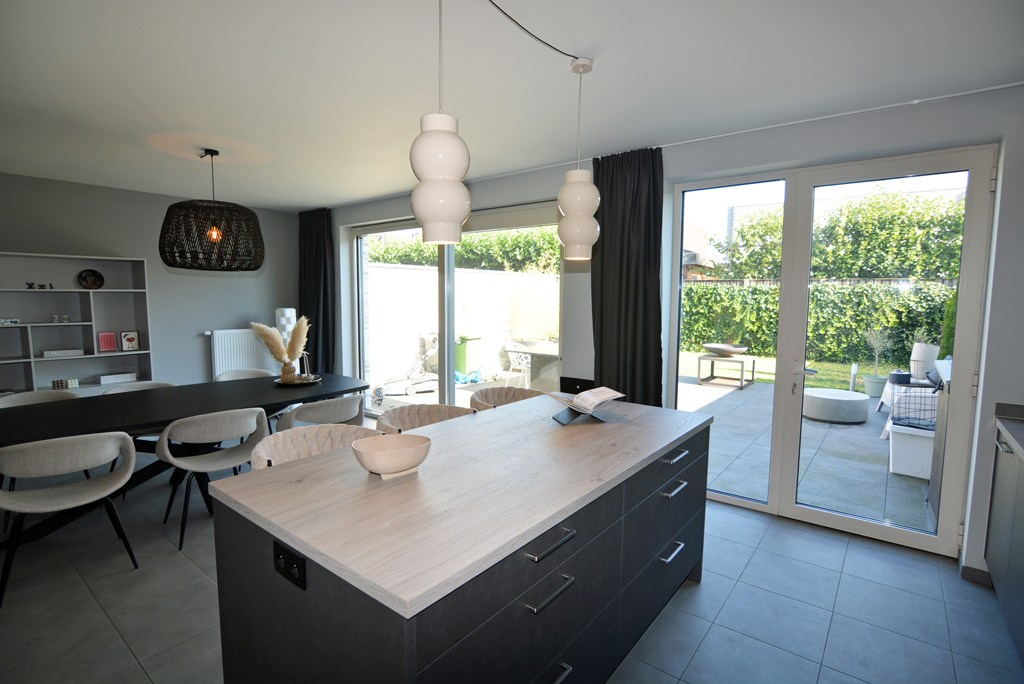 Gelijkvloers appartement met 2 slpk, ruim terras, tuin en 2 autostandplaatsen. 