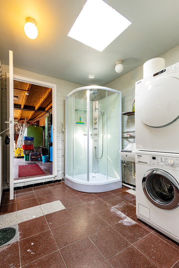 Woning met handelspand landelijk gelegen te Ursel 