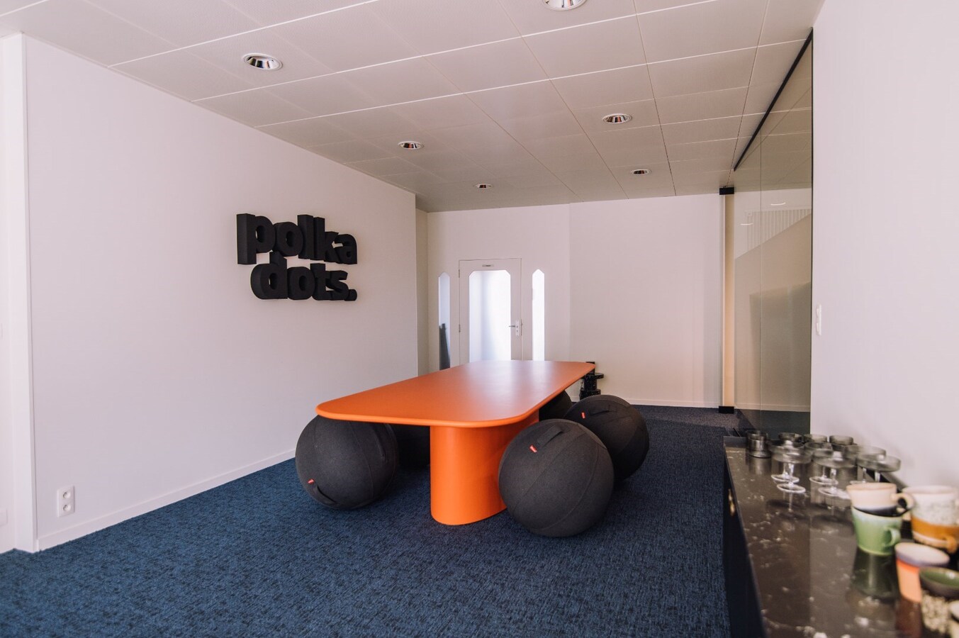 Ruim commercieel pand met parking. Uitstekende ligging nabij station en ziekenhuis. 