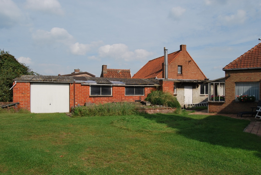 Te renoveren woning met bijgebouwen op 3516m² te Wachtebeke 