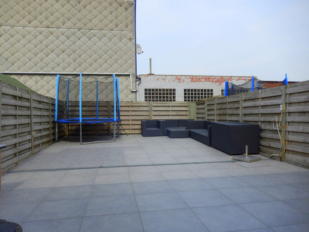 Recente rijwoning met garagebox te huur te Zandvoorde 