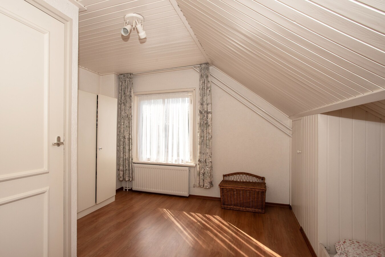 Royale halfvrijstaande woning met uitzicht over de landerijen, op korte afstand van het centrum. 